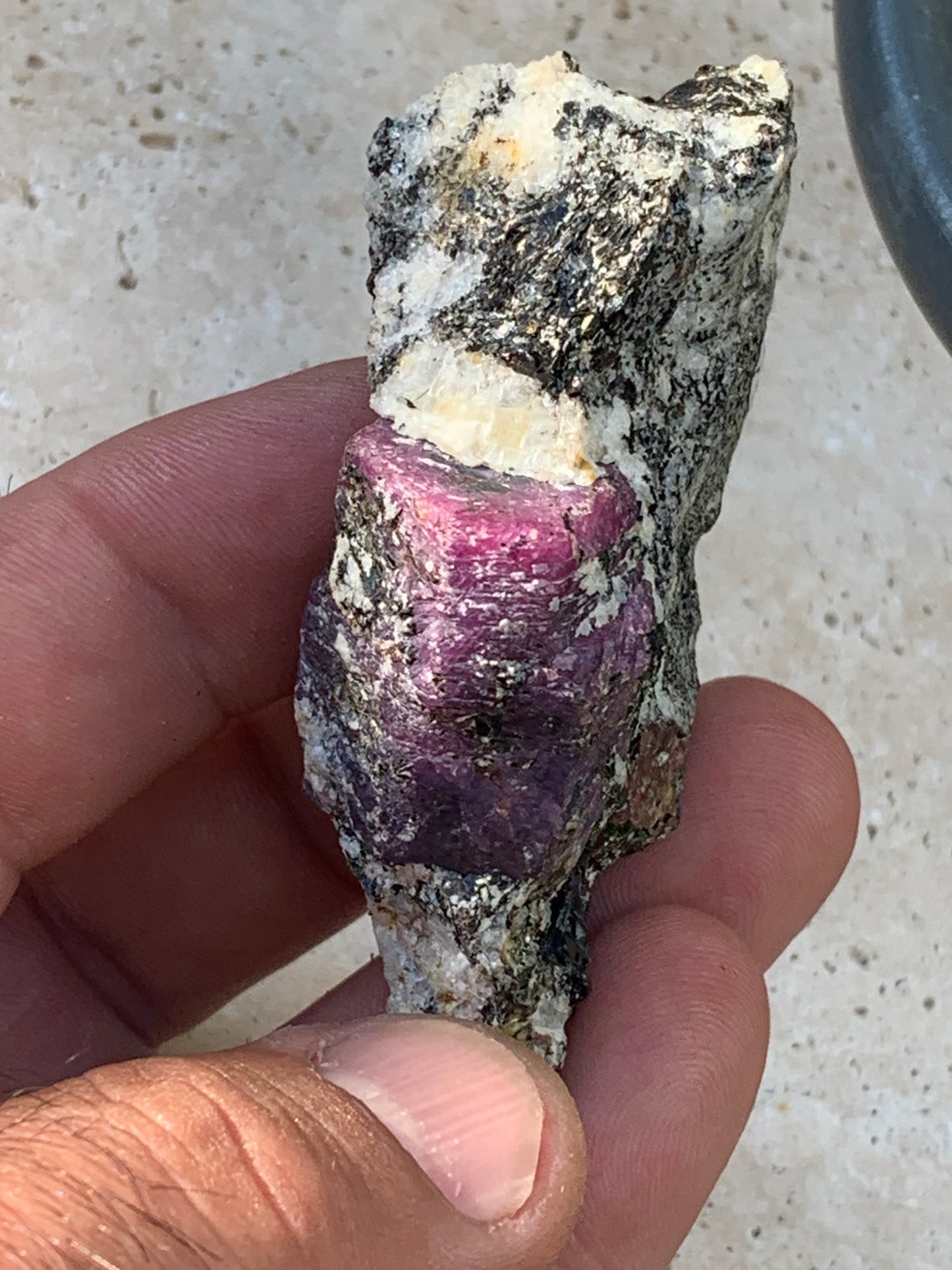 Rubis sur gangue de Zoisite, 74mm x43 x 23 - 76 grammes. Parfait en collection, exposition, lapidage...
