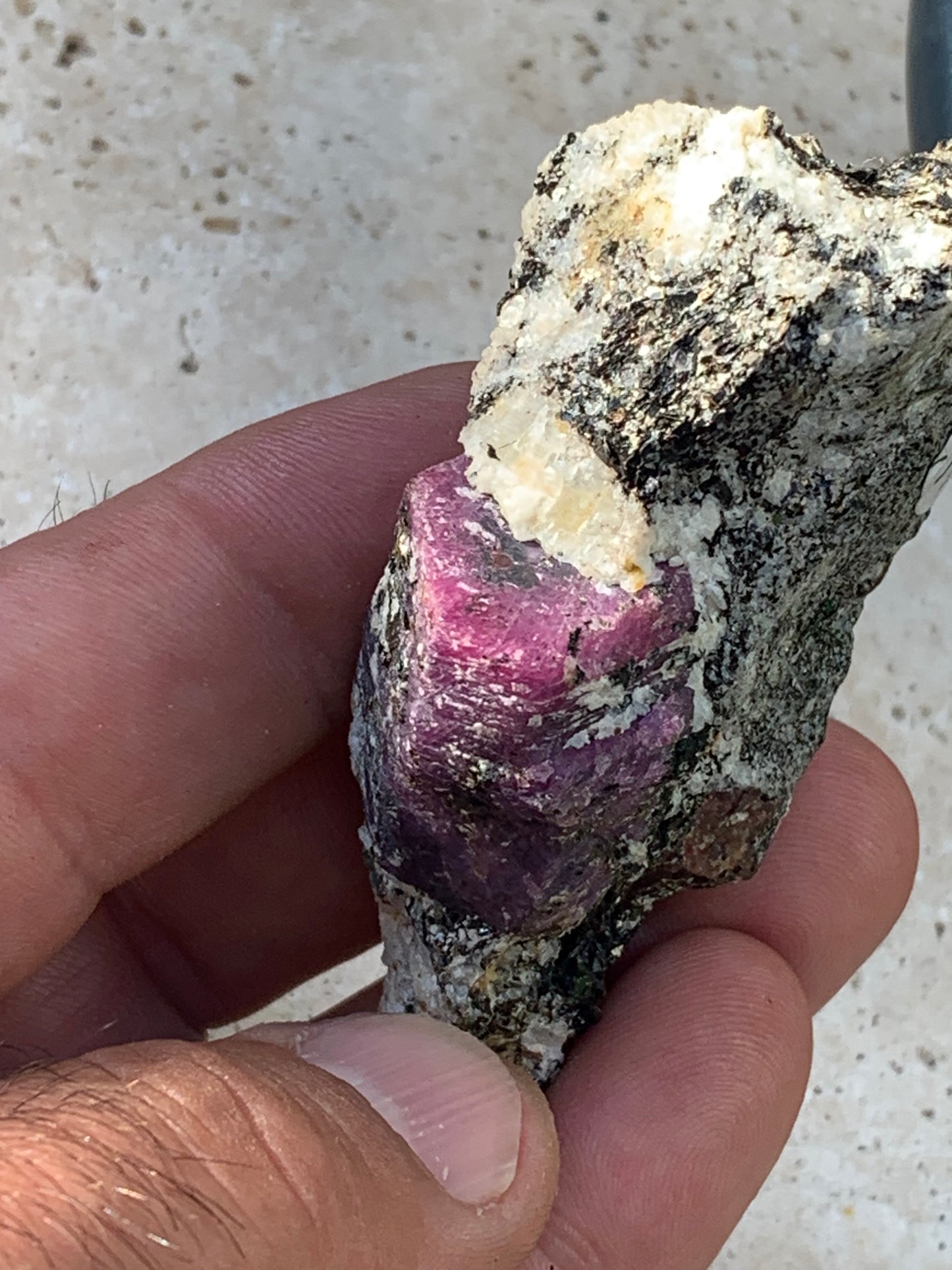 Rubis sur gangue de Zoisite, 74mm x43 x 23 - 76 grammes. Parfait en collection, exposition, lapidage...