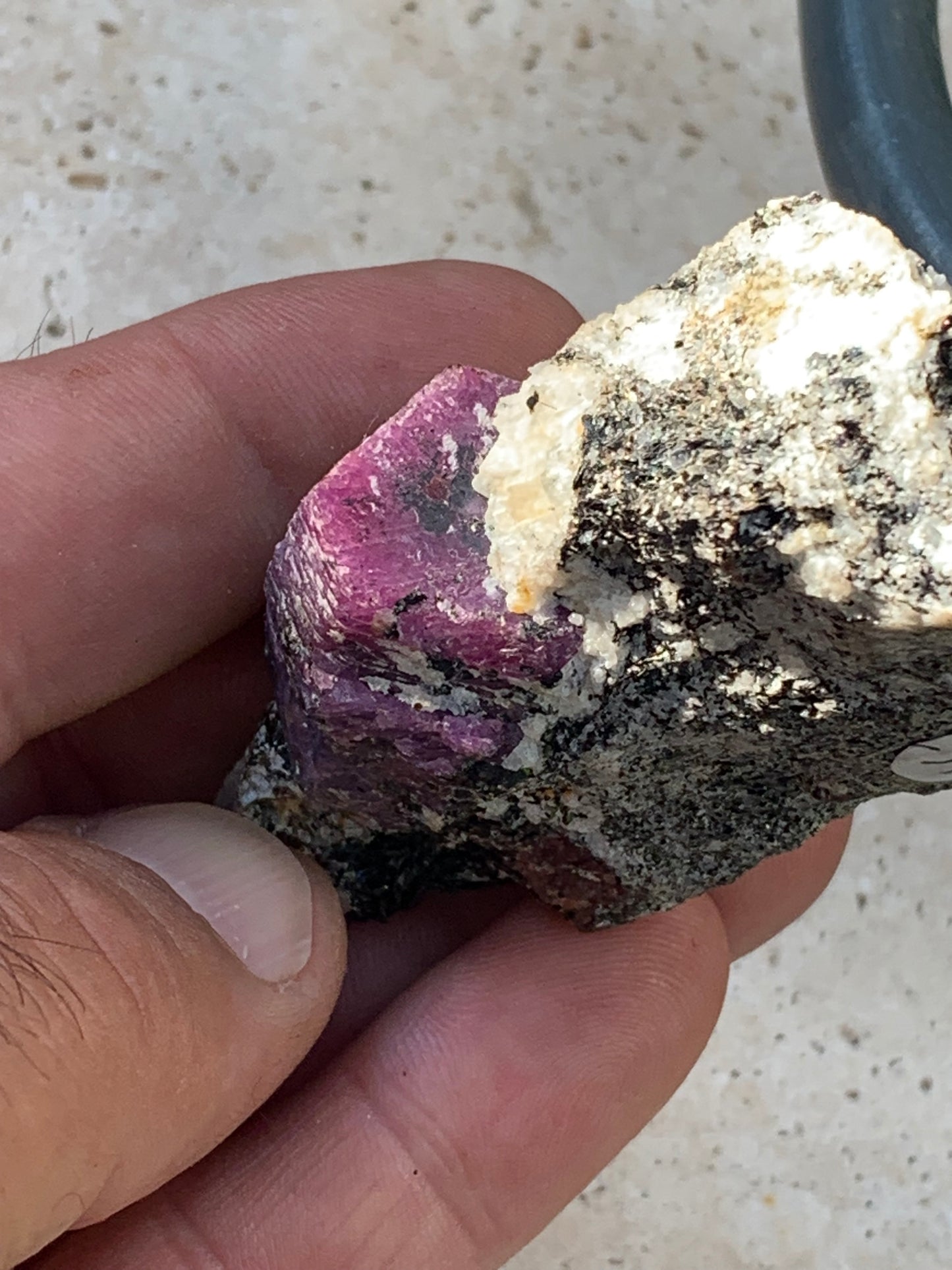 Rubis sur gangue de Zoisite, 74mm x43 x 23 - 76 grammes. Parfait en collection, exposition, lapidage...