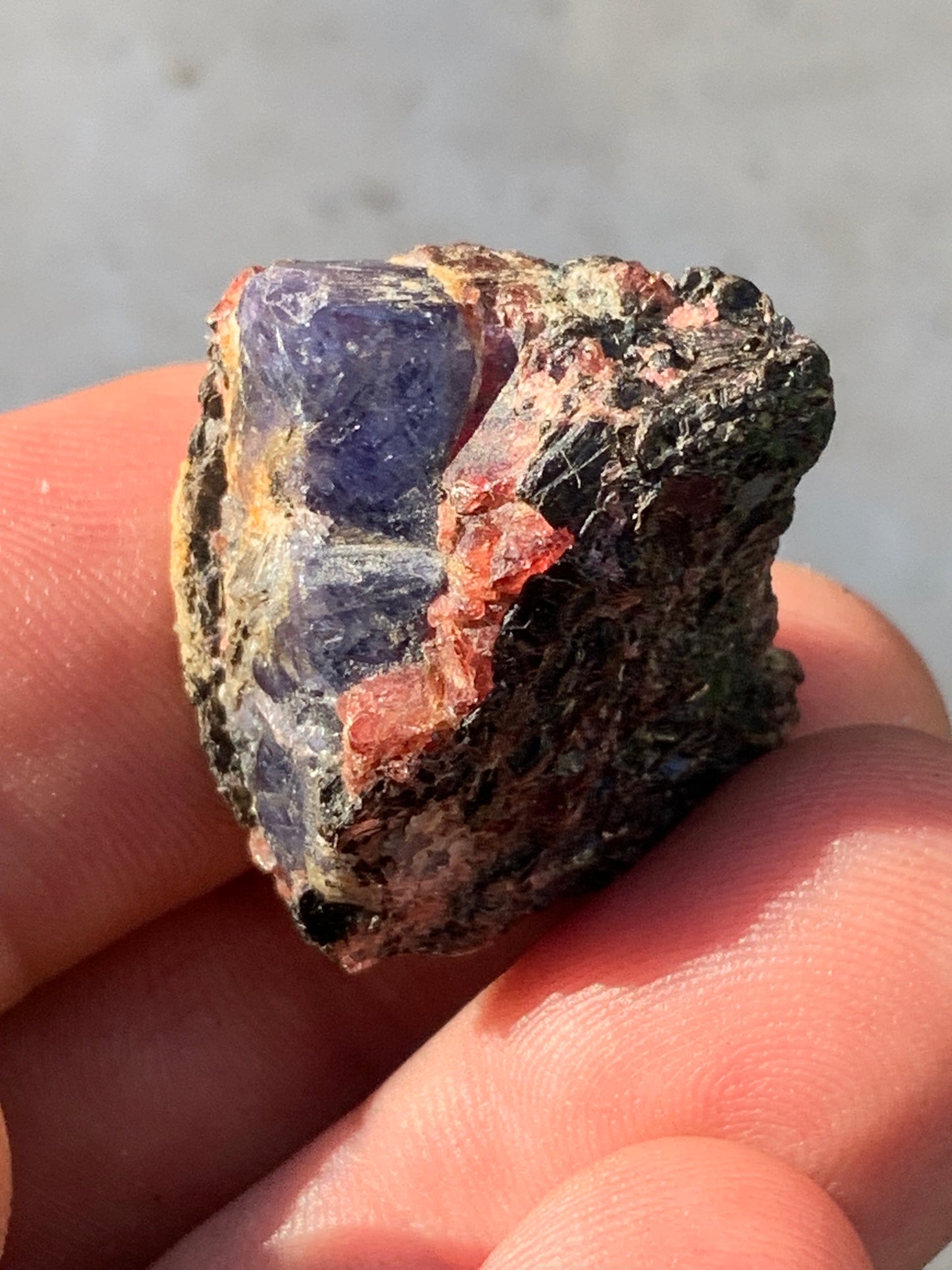 Rubis sur gangue de Zoisite, 25mm x24 x 23 - 17,7 grammes. Parfait en collection, exposition, lapidage...