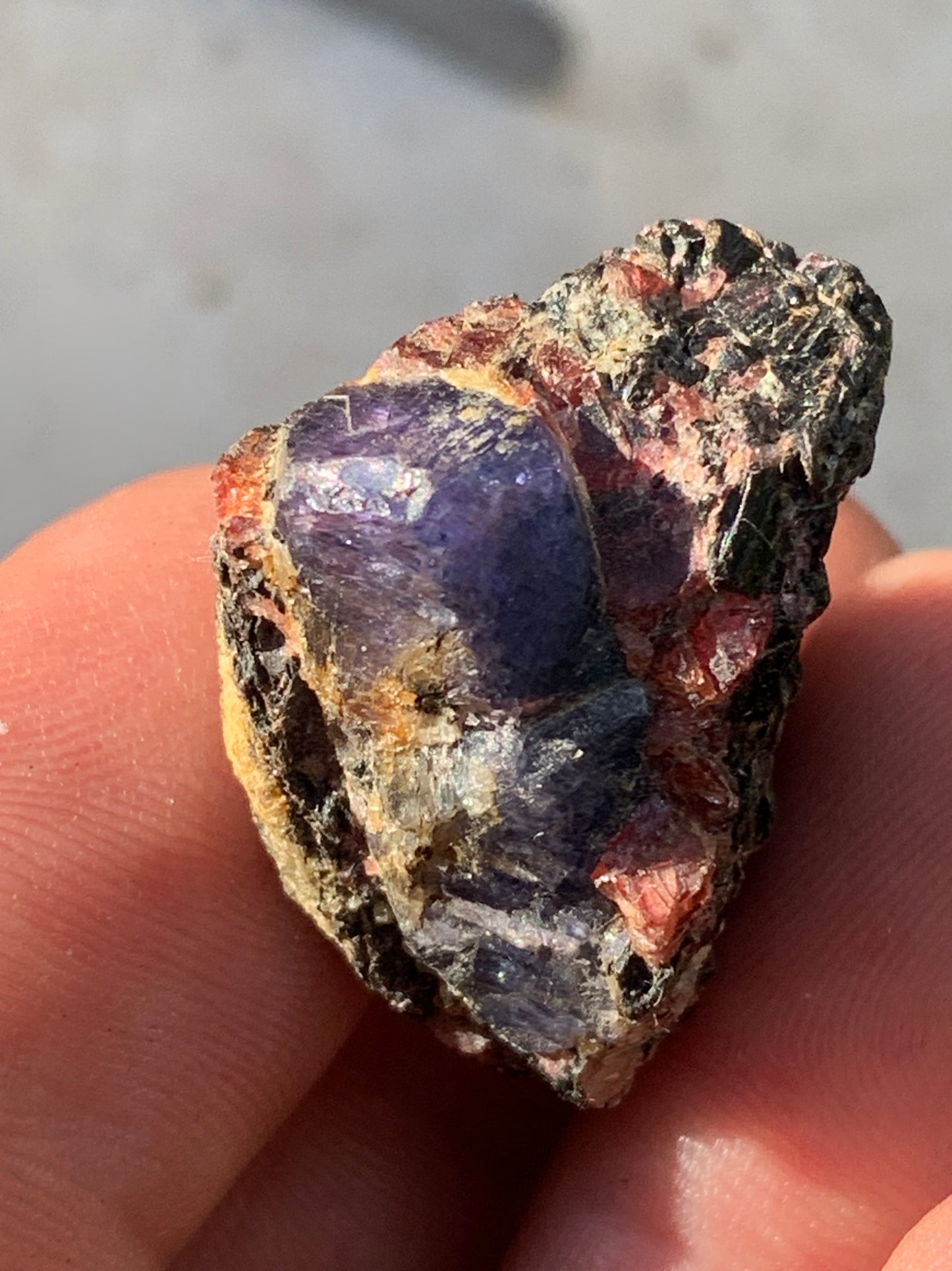 Rubis sur gangue de Zoisite, 25mm x24 x 23 - 17,7 grammes. Parfait en collection, exposition, lapidage...