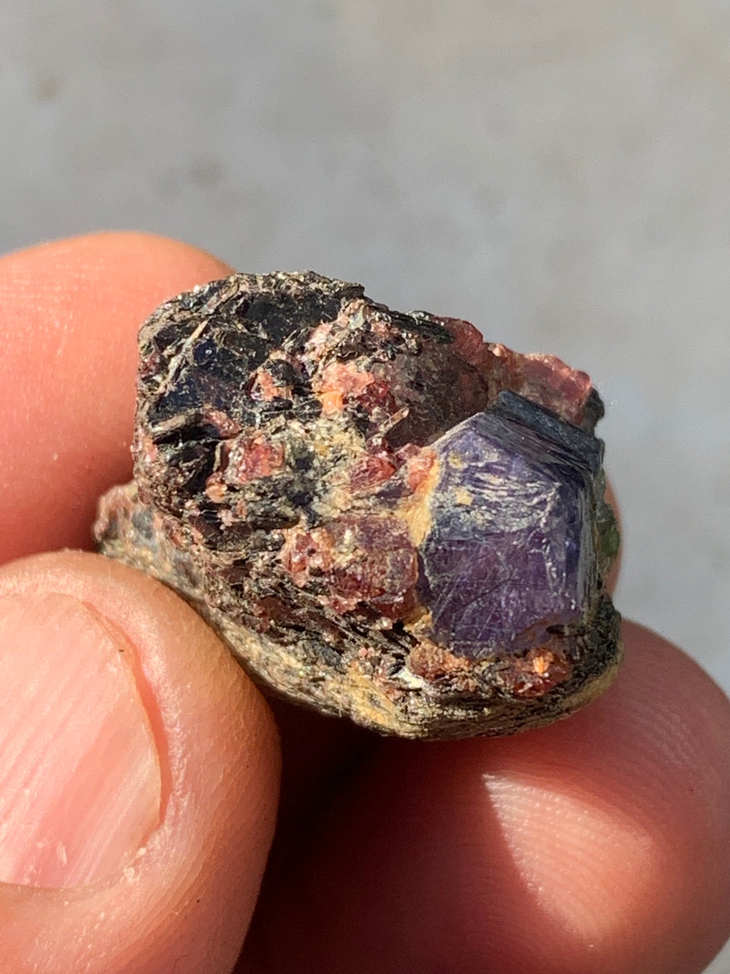 Rubis sur gangue de Zoisite, 25mm x24 x 23 - 17,7 grammes. Parfait en collection, exposition, lapidage...