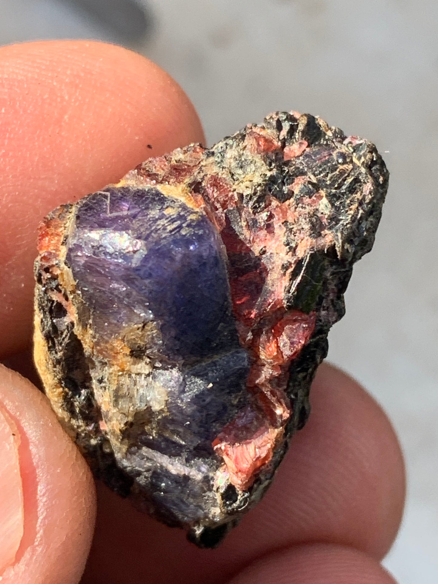 Rubis sur gangue de Zoisite, 25mm x24 x 23 - 17,7 grammes. Parfait en collection, exposition, lapidage...