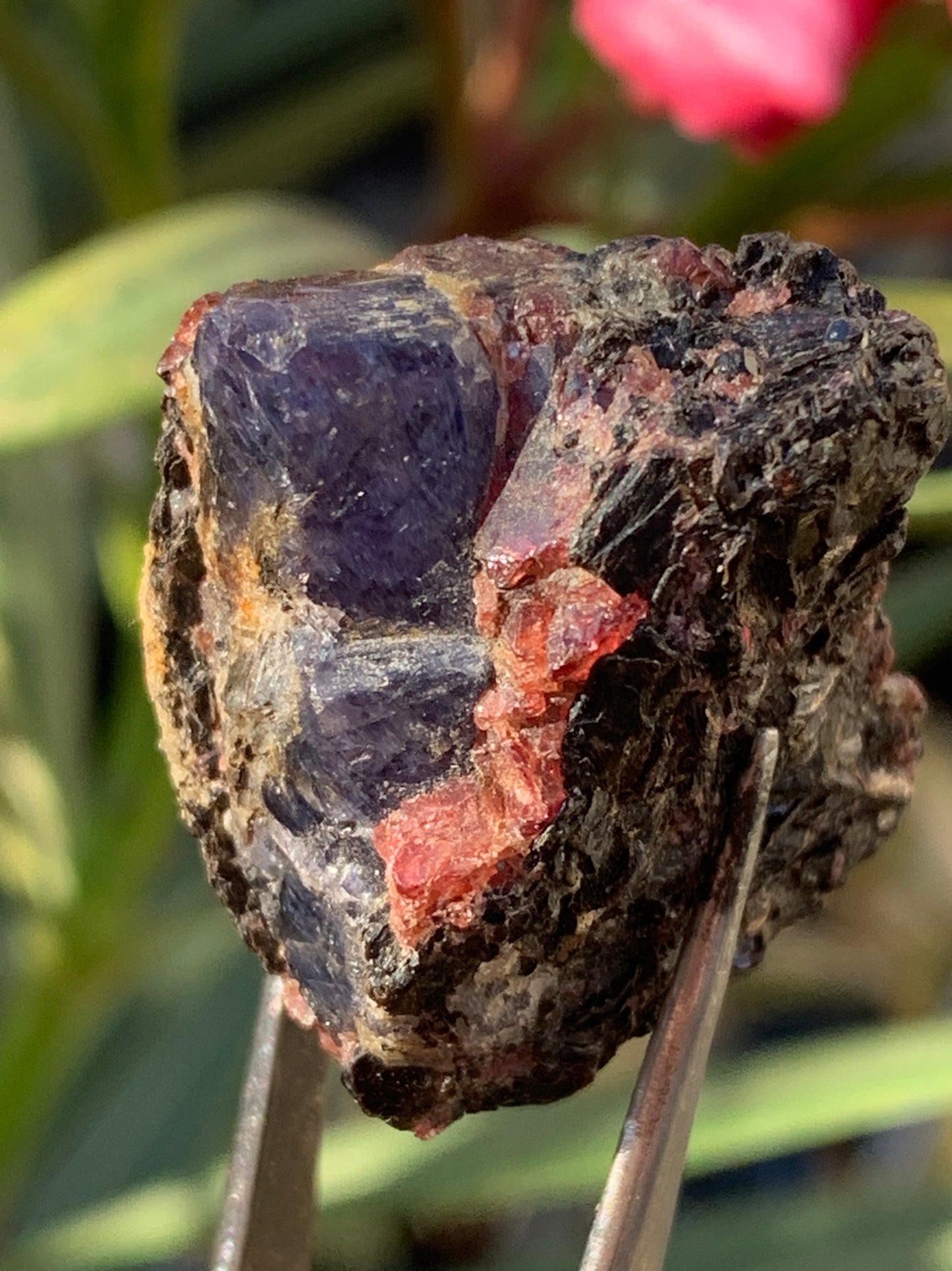 Rubis sur gangue de Zoisite, 25mm x24 x 23 - 17,7 grammes. Parfait en collection, exposition, lapidage...