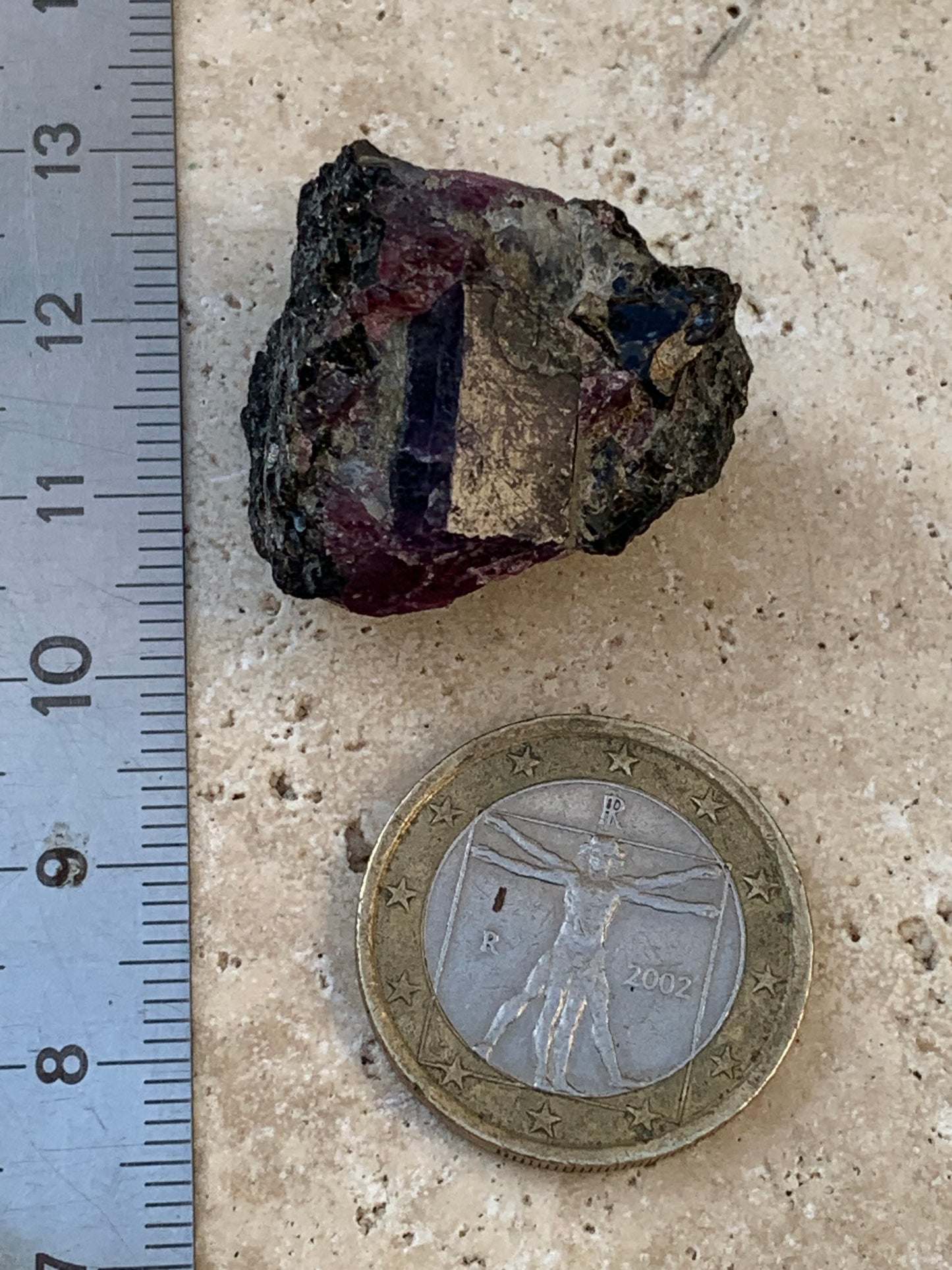 Rubis sur gangue de Zoisite, 27mm x23 x 20 - 17,1 grammes. Parfait en collection, exposition, lapidage...