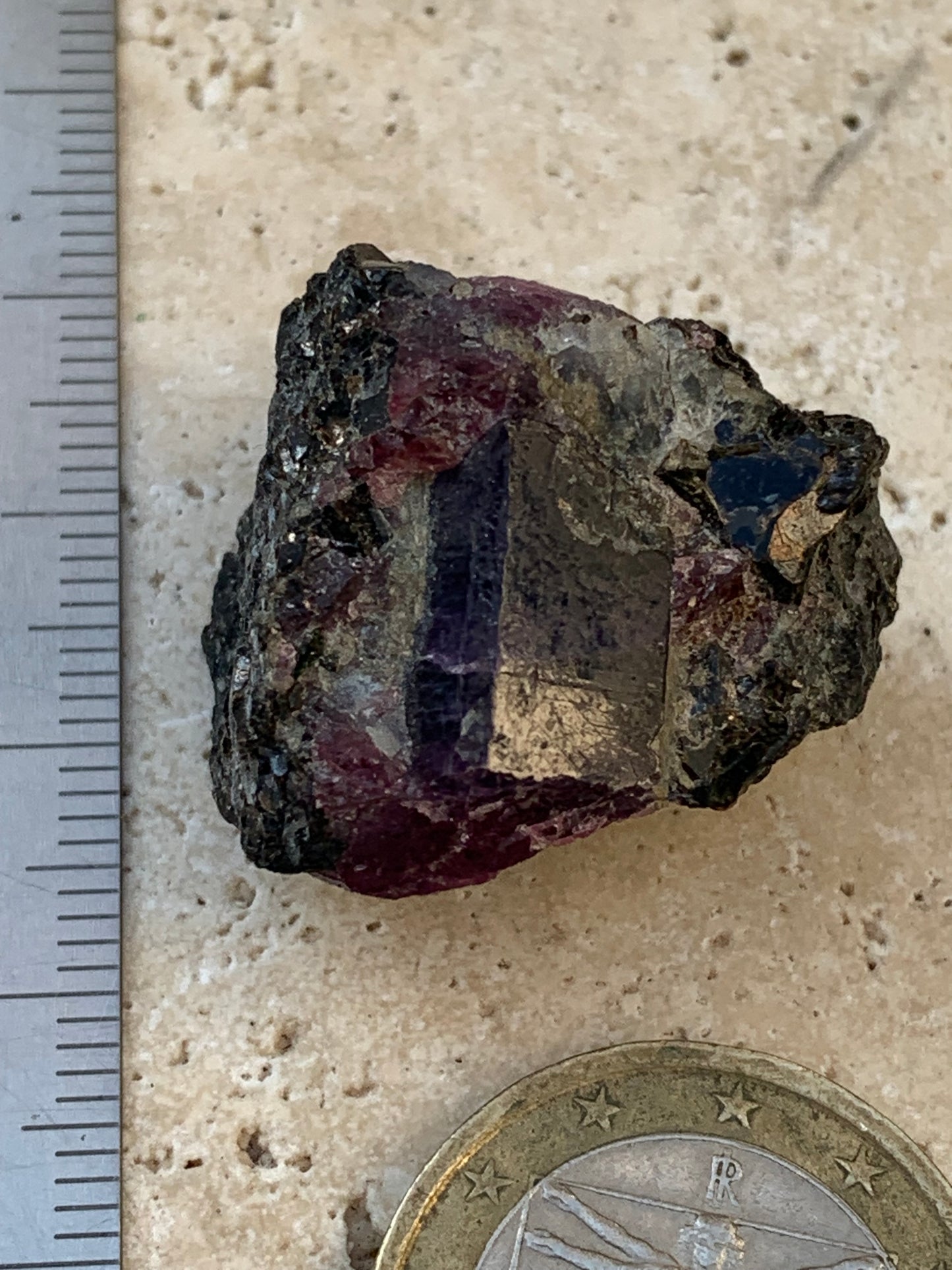 Rubis sur gangue de Zoisite, 27mm x23 x 20 - 17,1 grammes. Parfait en collection, exposition, lapidage...