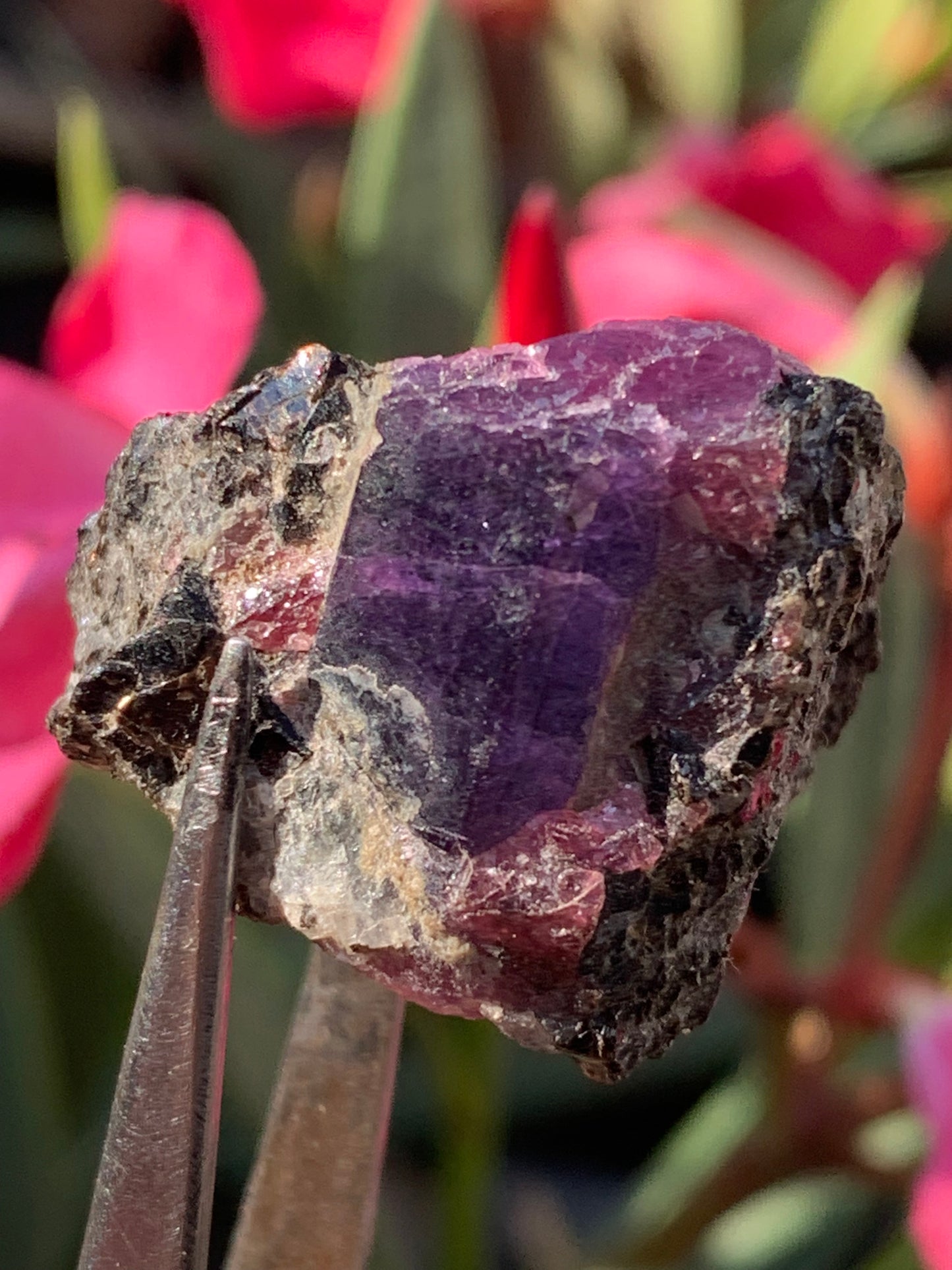 Rubis sur gangue de Zoisite, 27mm x23 x 20 - 17,1 grammes. Parfait en collection, exposition, lapidage...