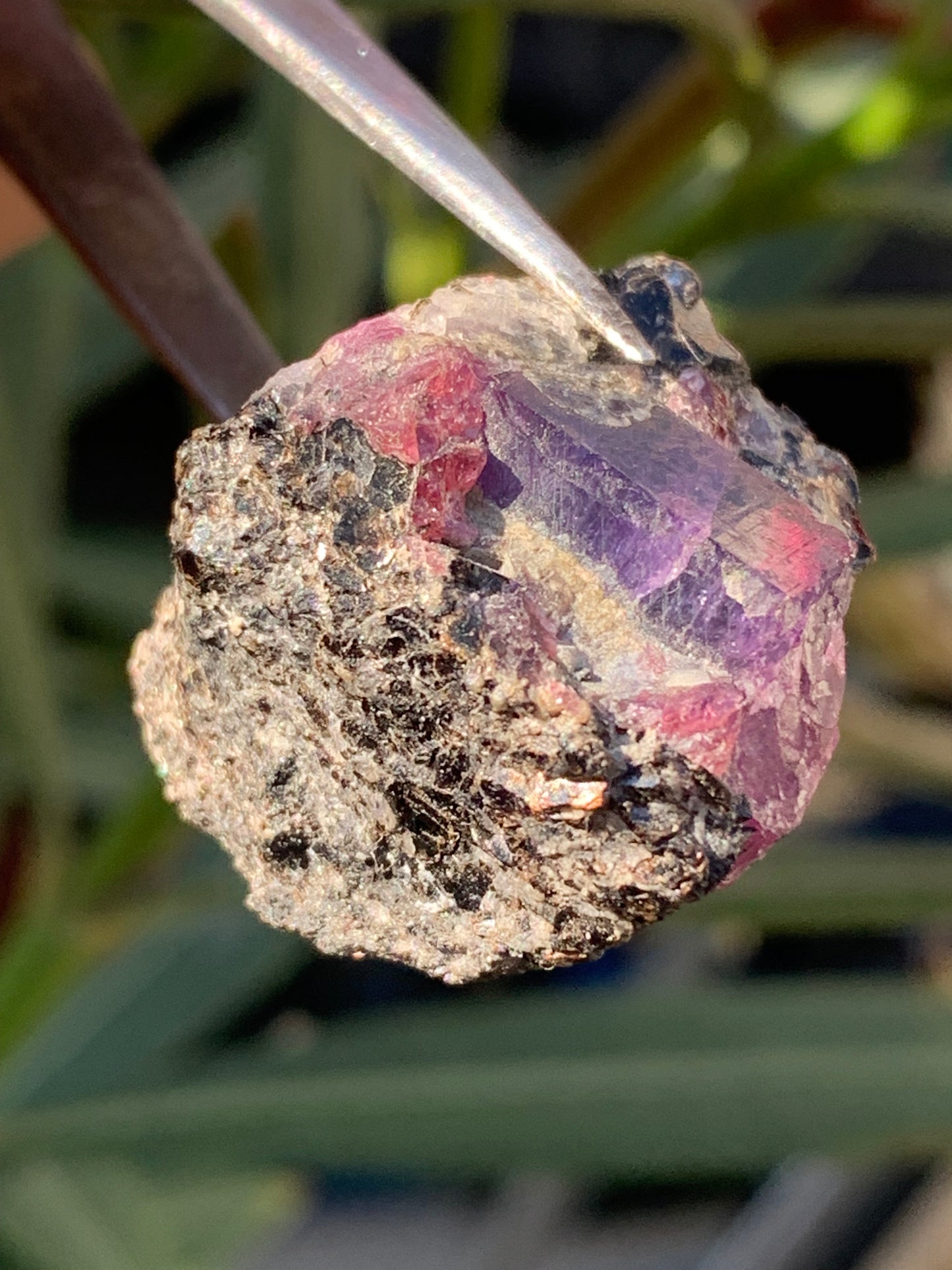 Rubis sur gangue de Zoisite, 27mm x23 x 20 - 17,1 grammes. Parfait en collection, exposition, lapidage...