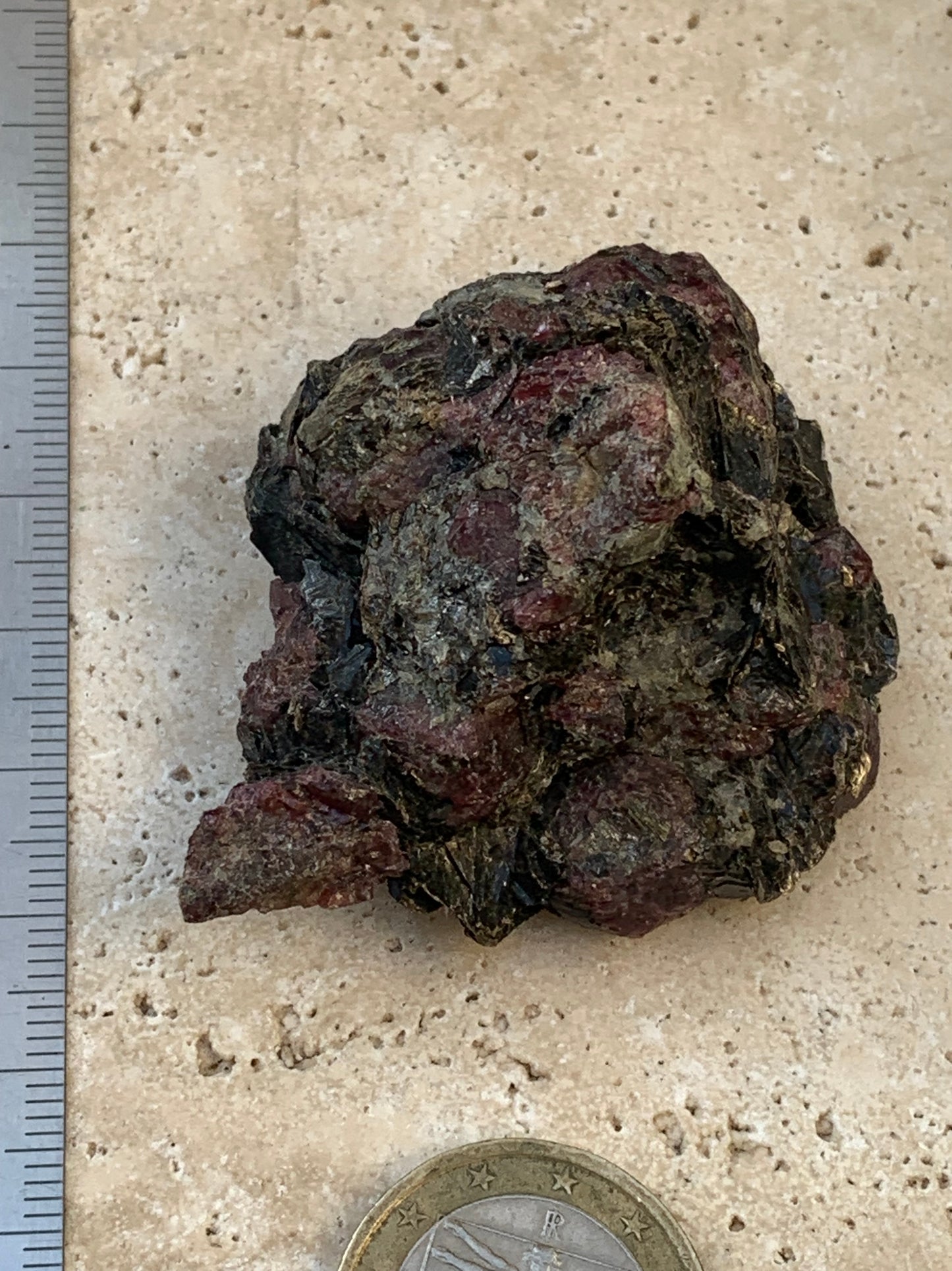 Rubis sur gangue de Zoisite, 58mm x46 x 29 - 65 grammes. Parfait en collection, exposition, lapidage...