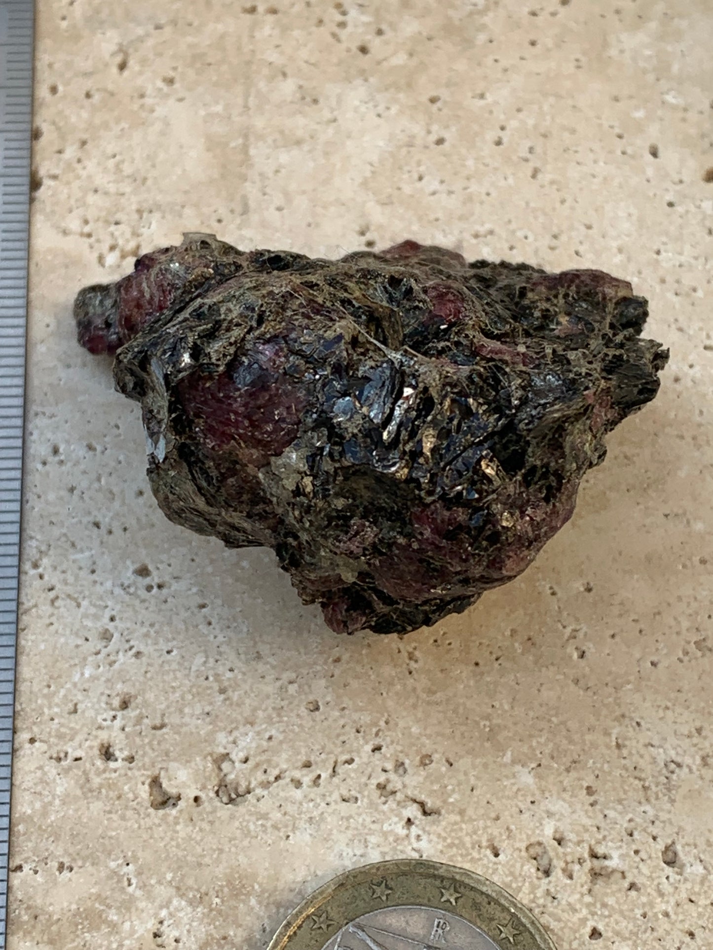 Rubis sur gangue de Zoisite, 58mm x46 x 29 - 65 grammes. Parfait en collection, exposition, lapidage...