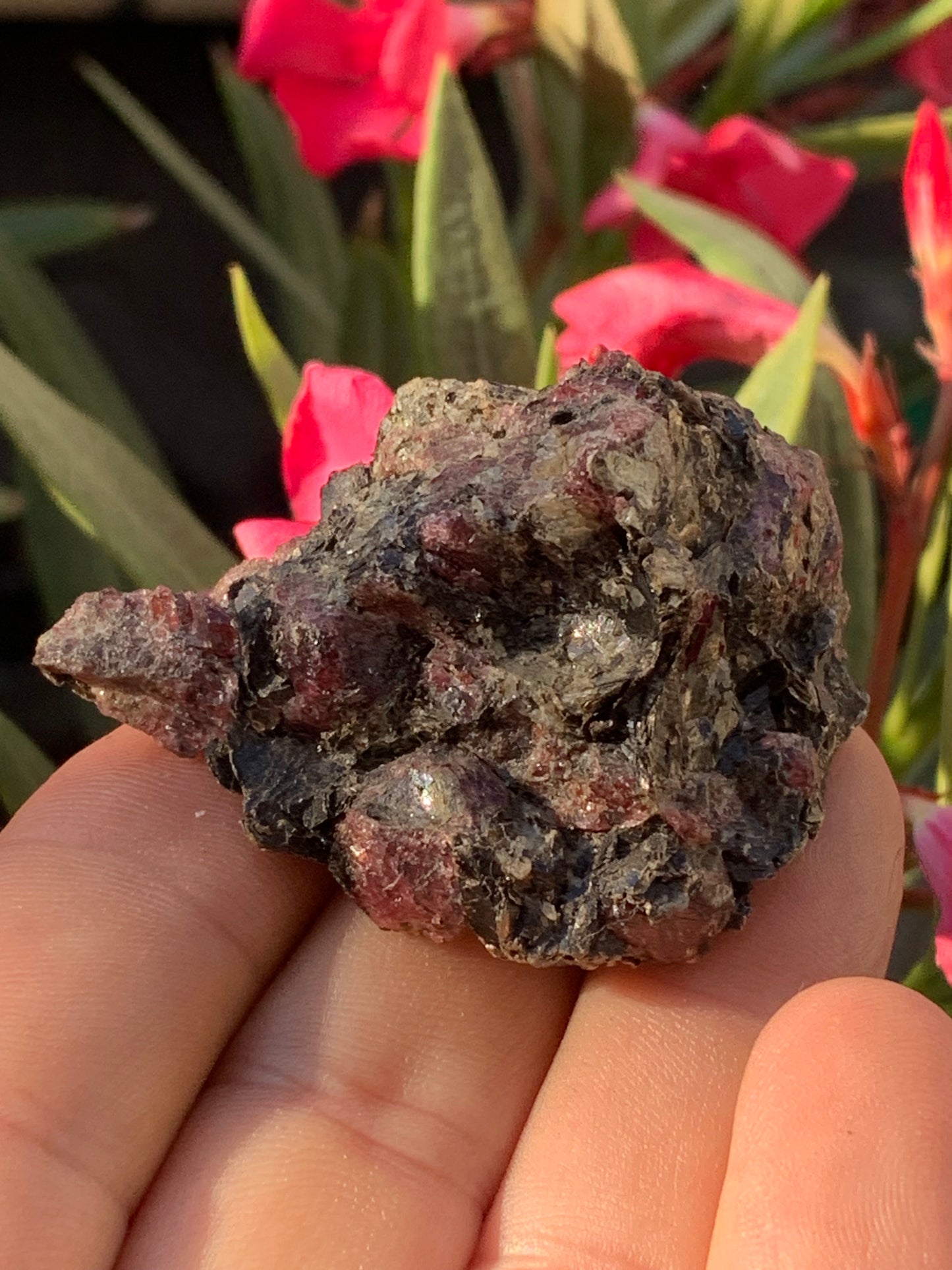 Rubis sur gangue de Zoisite, 58mm x46 x 29 - 65 grammes. Parfait en collection, exposition, lapidage...