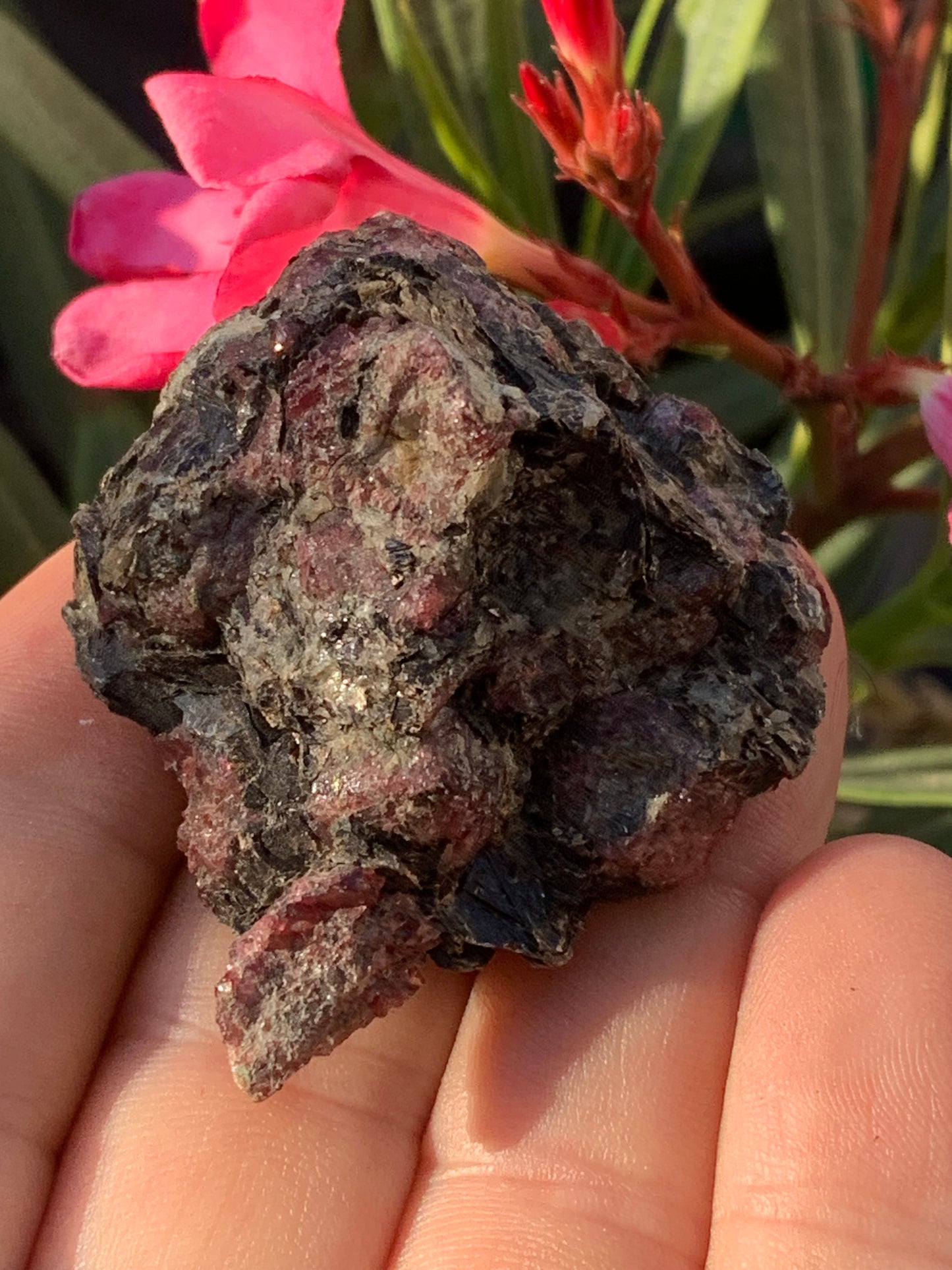 Rubis sur gangue de Zoisite, 58mm x46 x 29 - 65 grammes. Parfait en collection, exposition, lapidage...