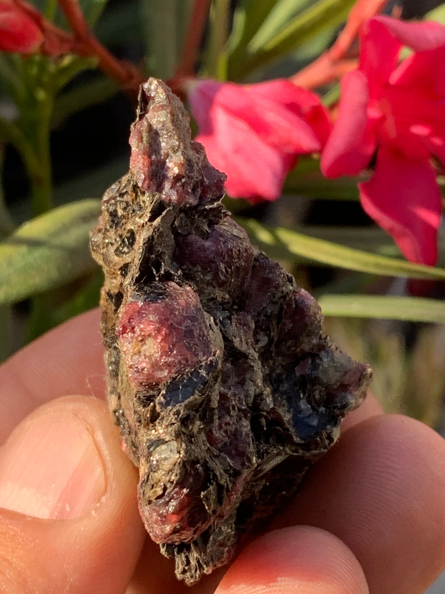 Rubis sur gangue de Zoisite, 58mm x46 x 29 - 65 grammes. Parfait en collection, exposition, lapidage...