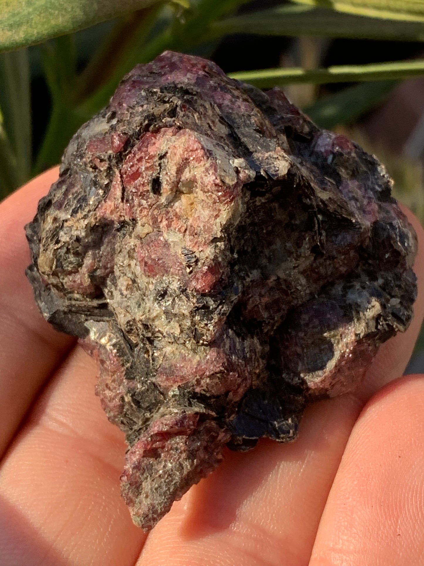Rubis sur gangue de Zoisite, 58mm x46 x 29 - 65 grammes. Parfait en collection, exposition, lapidage...