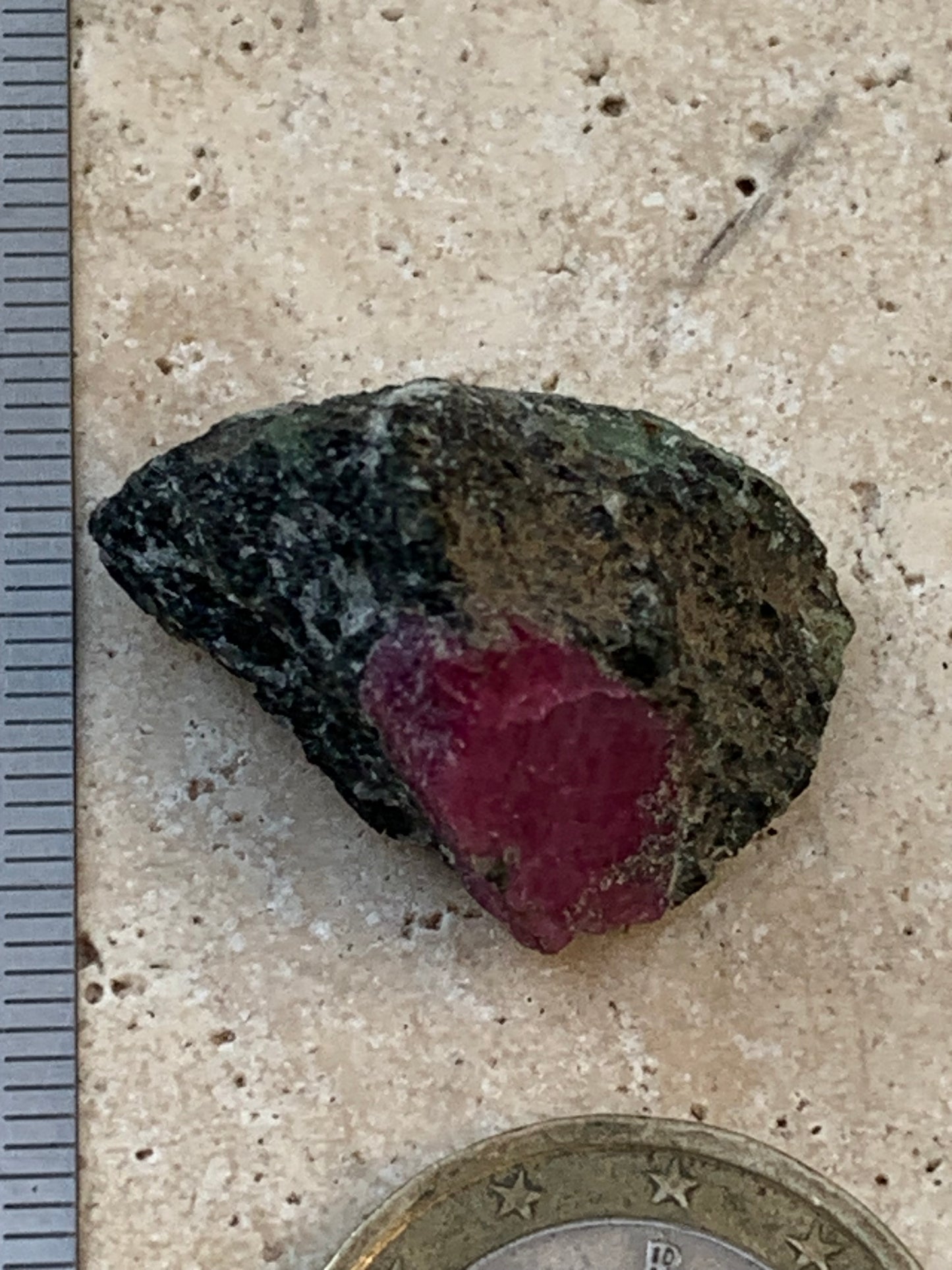 Rubis sur gangue de Zoisite, 24mm x20 x 18 - 7,1 grammes. Parfait en collection, exposition, lapidage...