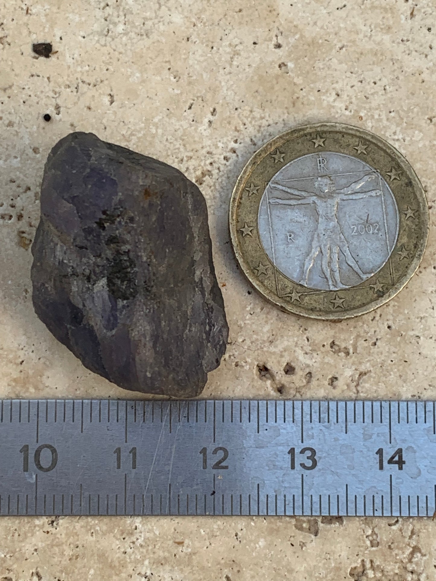 Tanzanite, rough specimen of 32mm x 21 x 20 - 18 grams. Perfect for collecting, displaying, stoning...