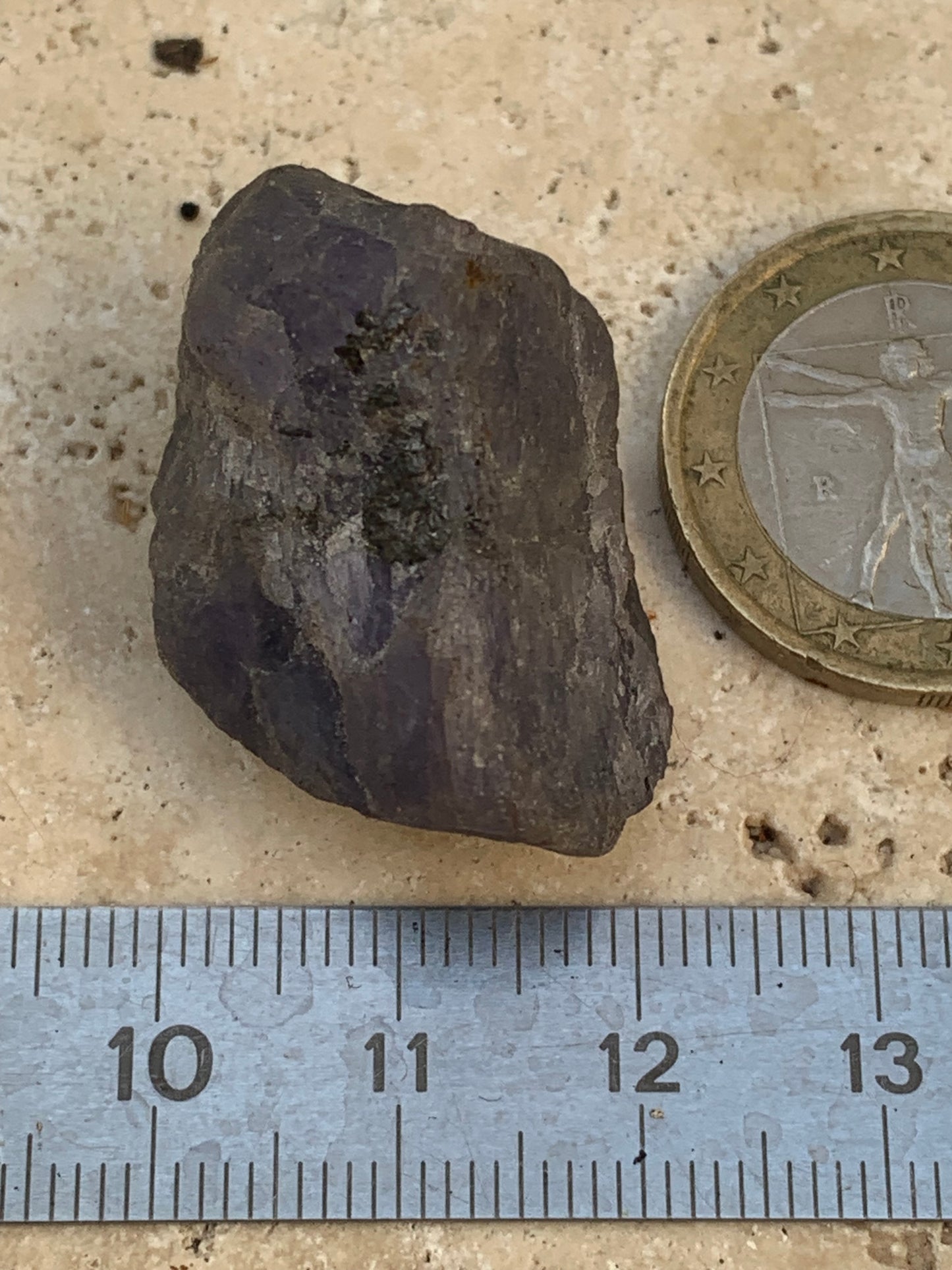 Tanzanite, rough specimen of 32mm x 21 x 20 - 18 grams. Perfect for collecting, displaying, stoning...