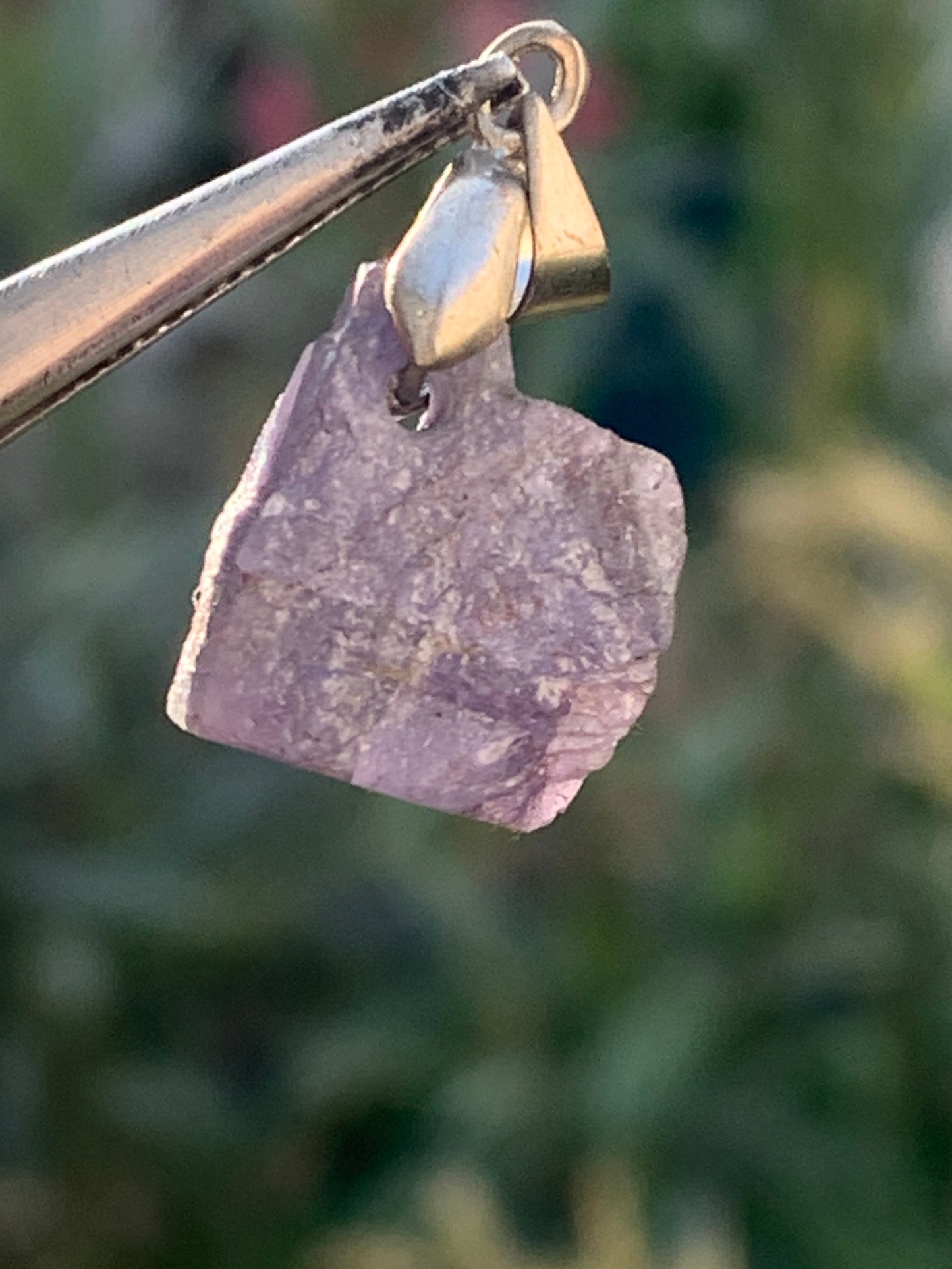 Tanzanite, pendentif de 25mm x 12 x 8 - 12,5 carats. Parfait en bijouterie, collection ,exposition...