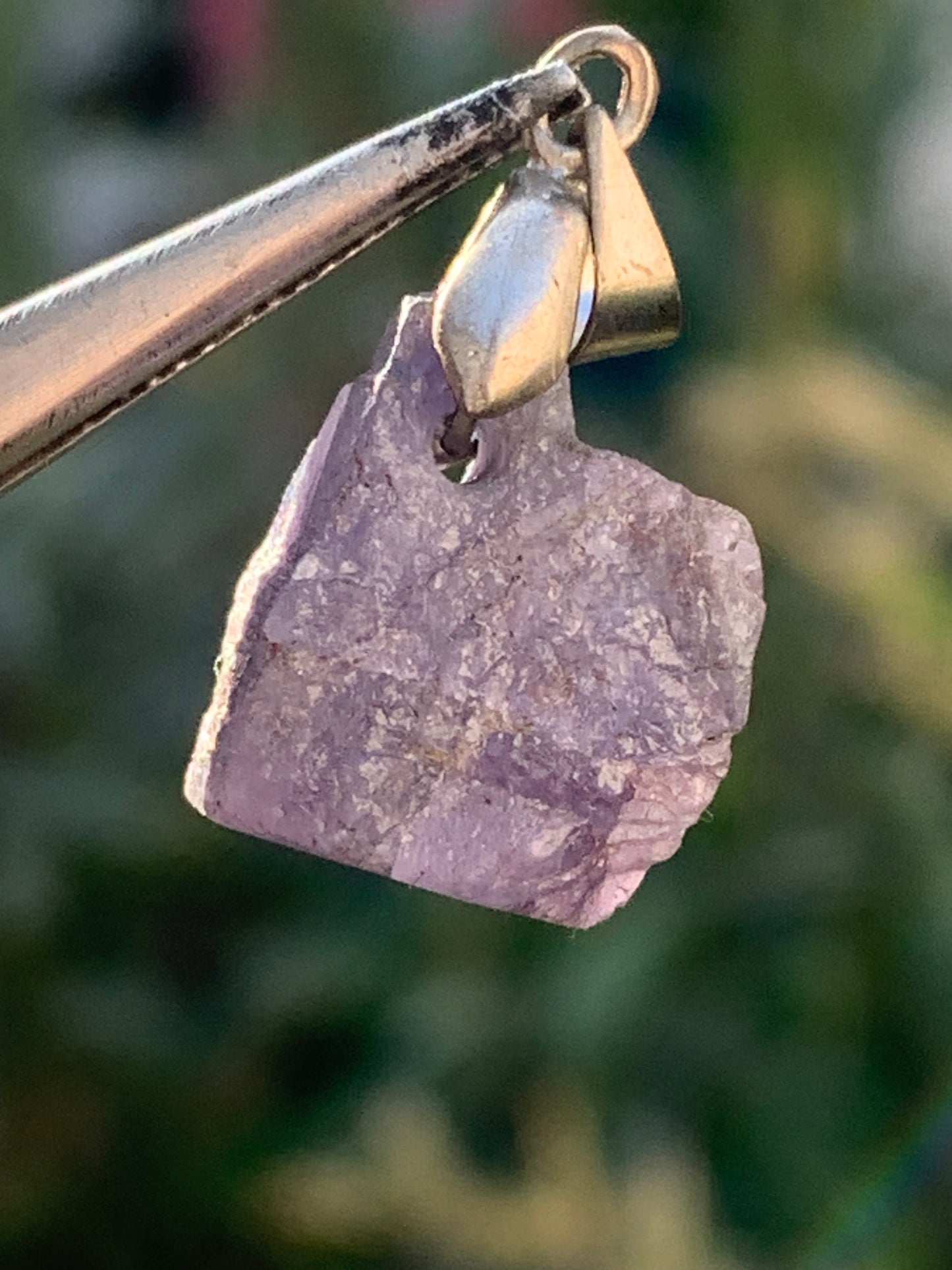 Tanzanite, pendentif de 25mm x 12 x 8 - 12,5 carats. Parfait en bijouterie, collection ,exposition...