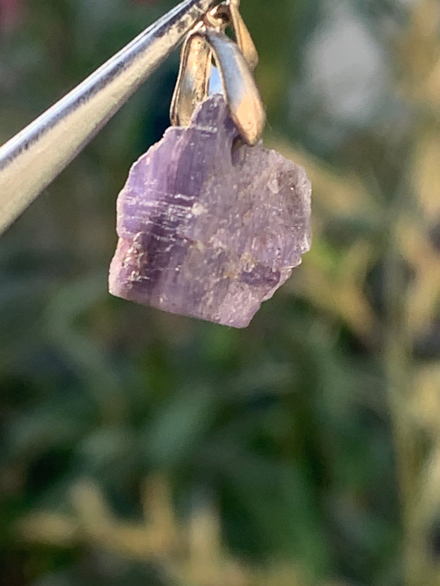 Tanzanite, pendentif de 25mm x 12 x 8 - 12,5 carats. Parfait en bijouterie, collection ,exposition...