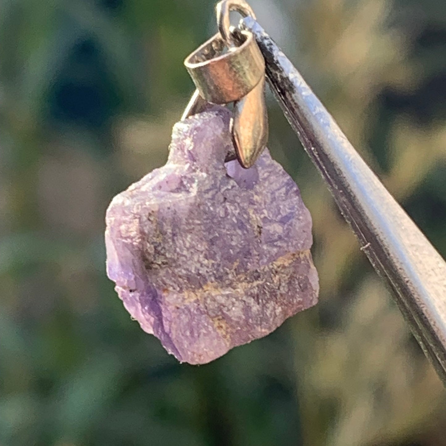 Tanzanite, pendentif de 25mm x 12 x 8 - 12,5 carats. Parfait en bijouterie, collection ,exposition...