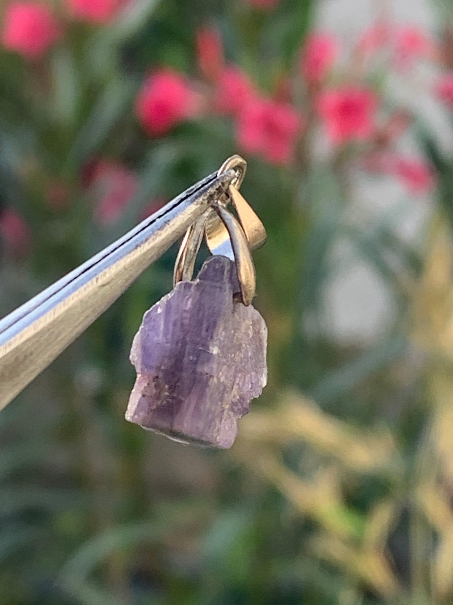 Tanzanite, pendentif de 25mm x 12 x 8 - 12,5 carats. Parfait en bijouterie, collection ,exposition...