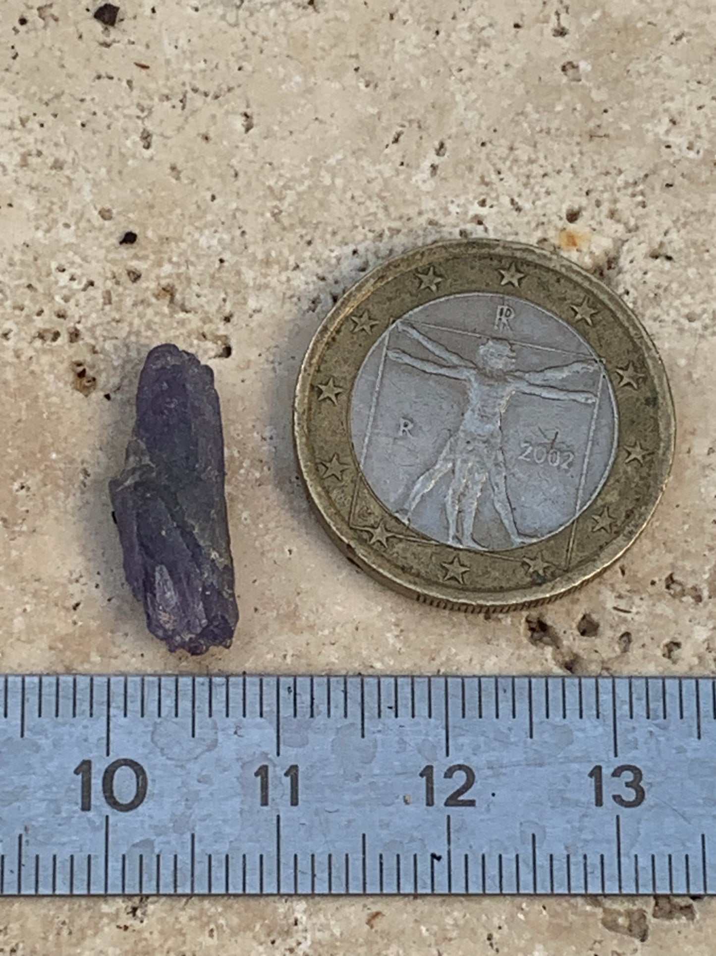 Tanzanite, rough specimen of 20mm x 8 x 5 - 1 gram. Perfect for collection, jewelry, exhibition...