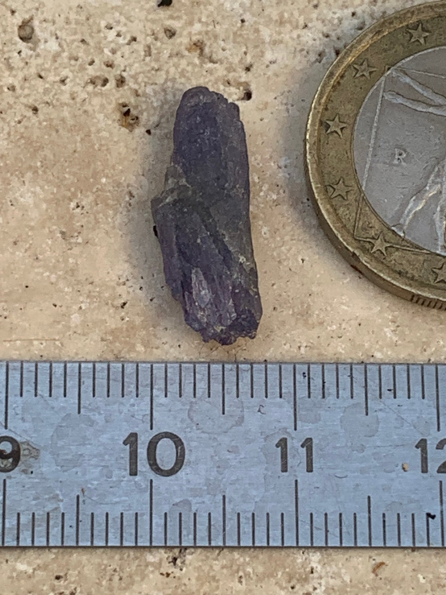 Tanzanite, rough specimen of 20mm x 8 x 5 - 1 gram. Perfect for collection, jewelry, exhibition...