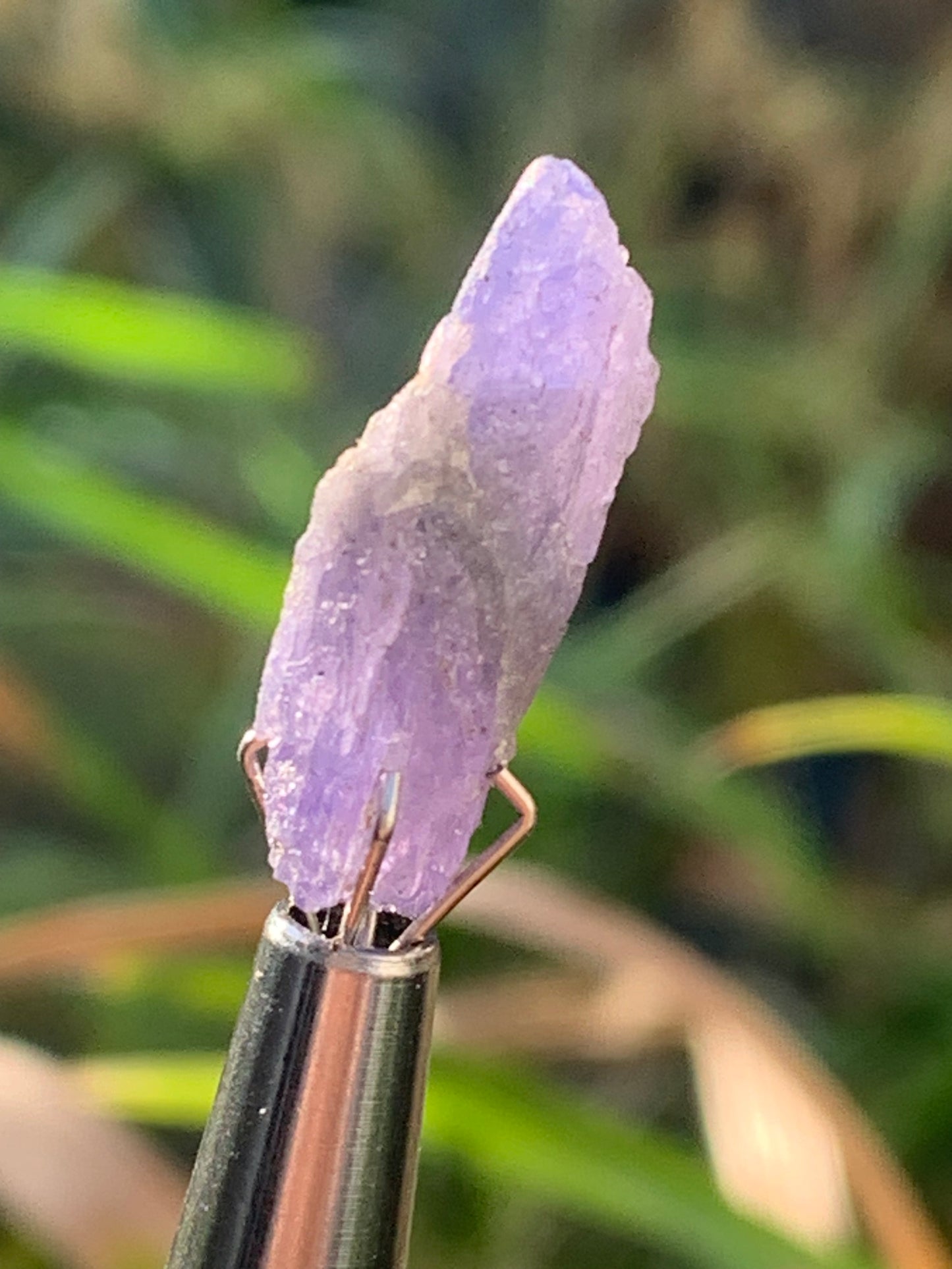 Tanzanite, rough specimen of 20mm x 8 x 5 - 1 gram. Perfect for collection, jewelry, exhibition...