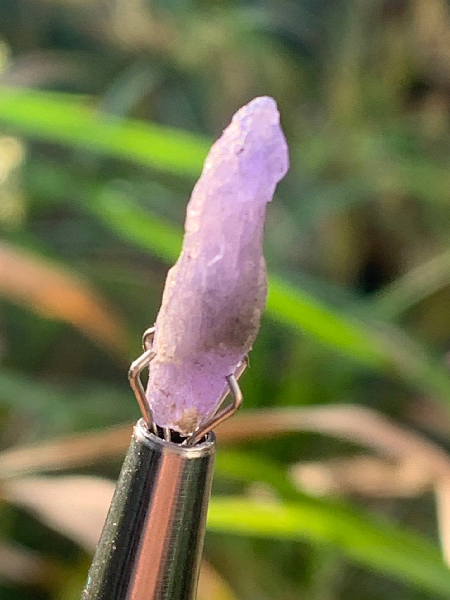 Tanzanite, rough specimen of 20mm x 8 x 5 - 1 gram. Perfect for collection, jewelry, exhibition...