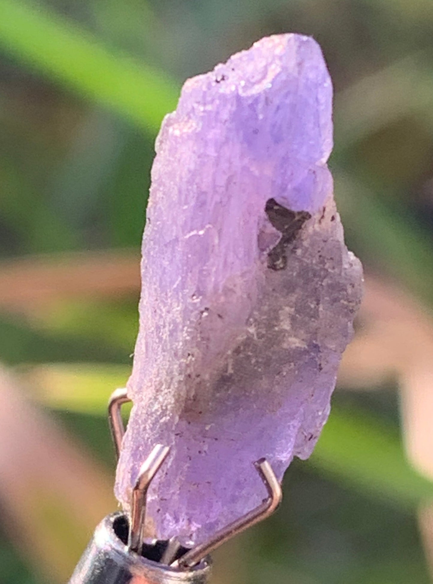 Tanzanite, rough specimen of 20mm x 8 x 5 - 1 gram. Perfect for collection, jewelry, exhibition...