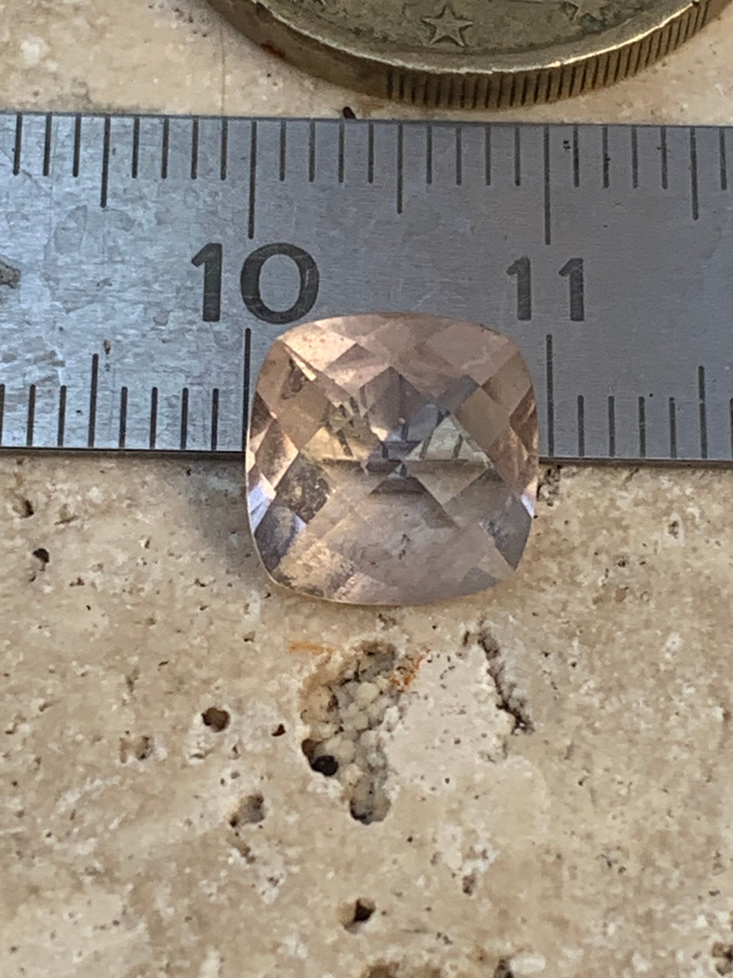 Morganite, pierre taillée de 10mm x10 x5 - 2,5 carats. Parfait en bijouterie, collection ,exposition...