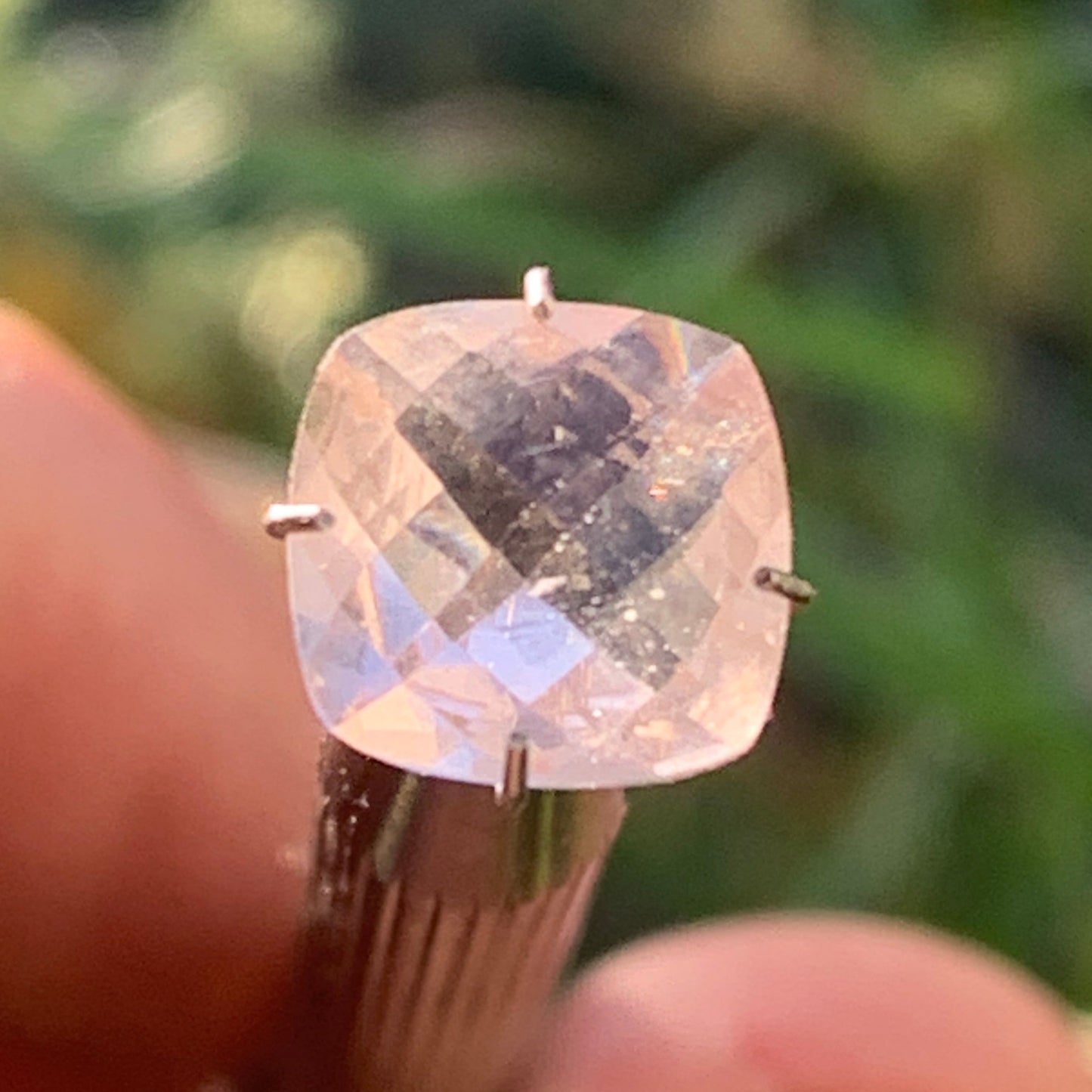 Morganite, pierre taillée de 10mm x10 x5 - 2,5 carats. Parfait en bijouterie, collection ,exposition...