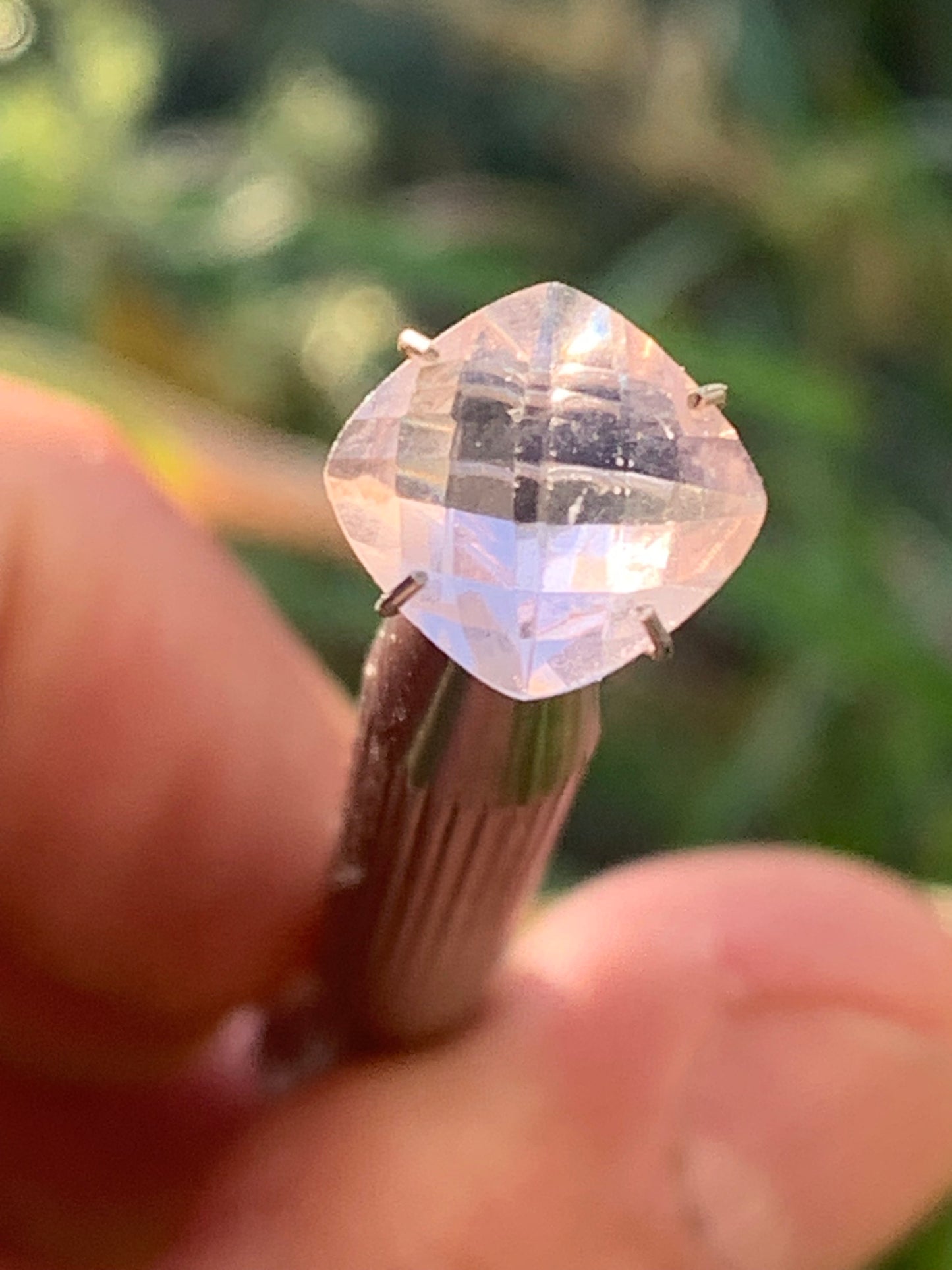 Morganite, pierre taillée de 10mm x10 x5 - 2,5 carats. Parfait en bijouterie, collection ,exposition...
