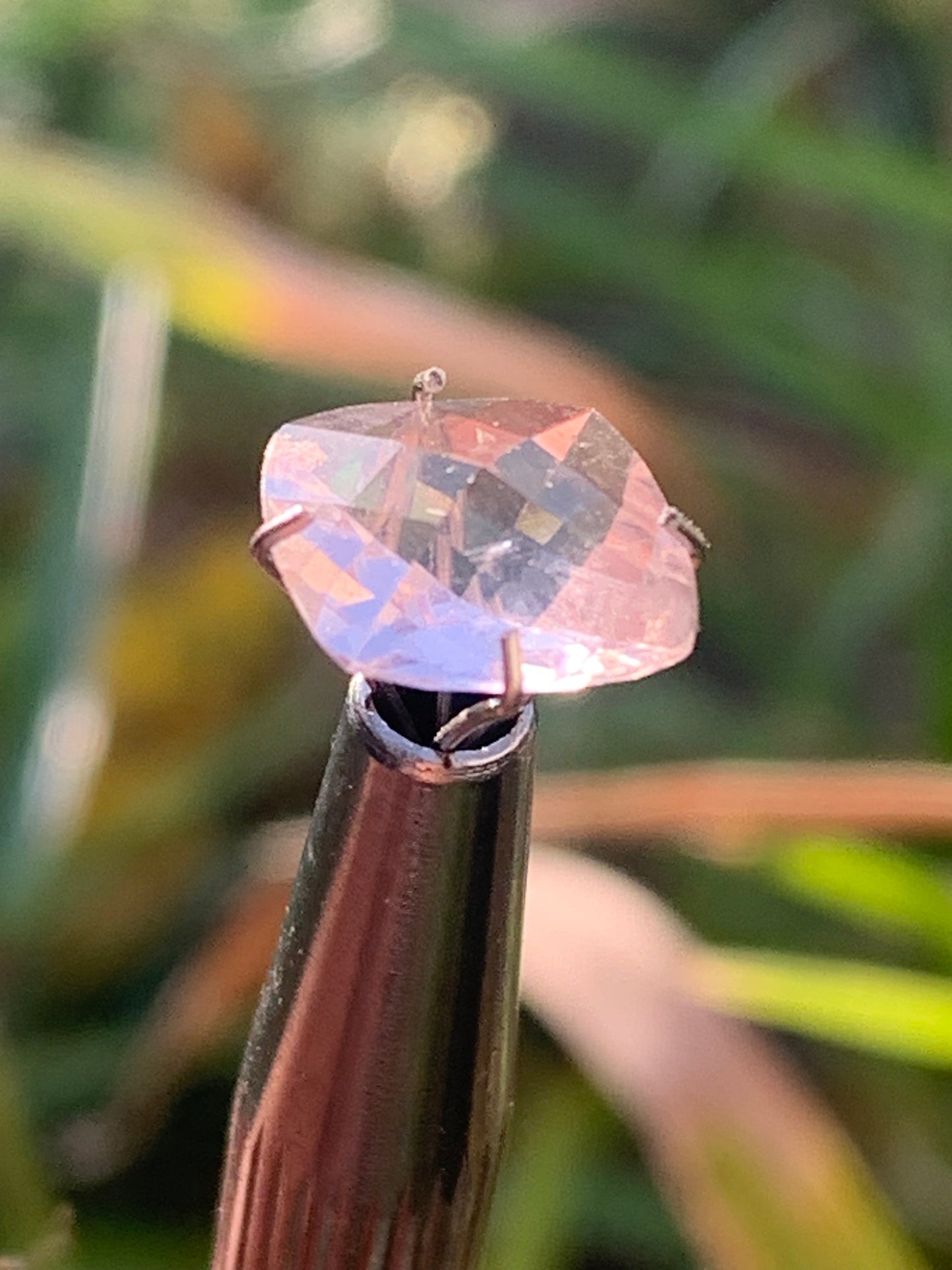 Morganite, pierre taillée de 10mm x10 x5 - 2,5 carats. Parfait en bijouterie, collection ,exposition...