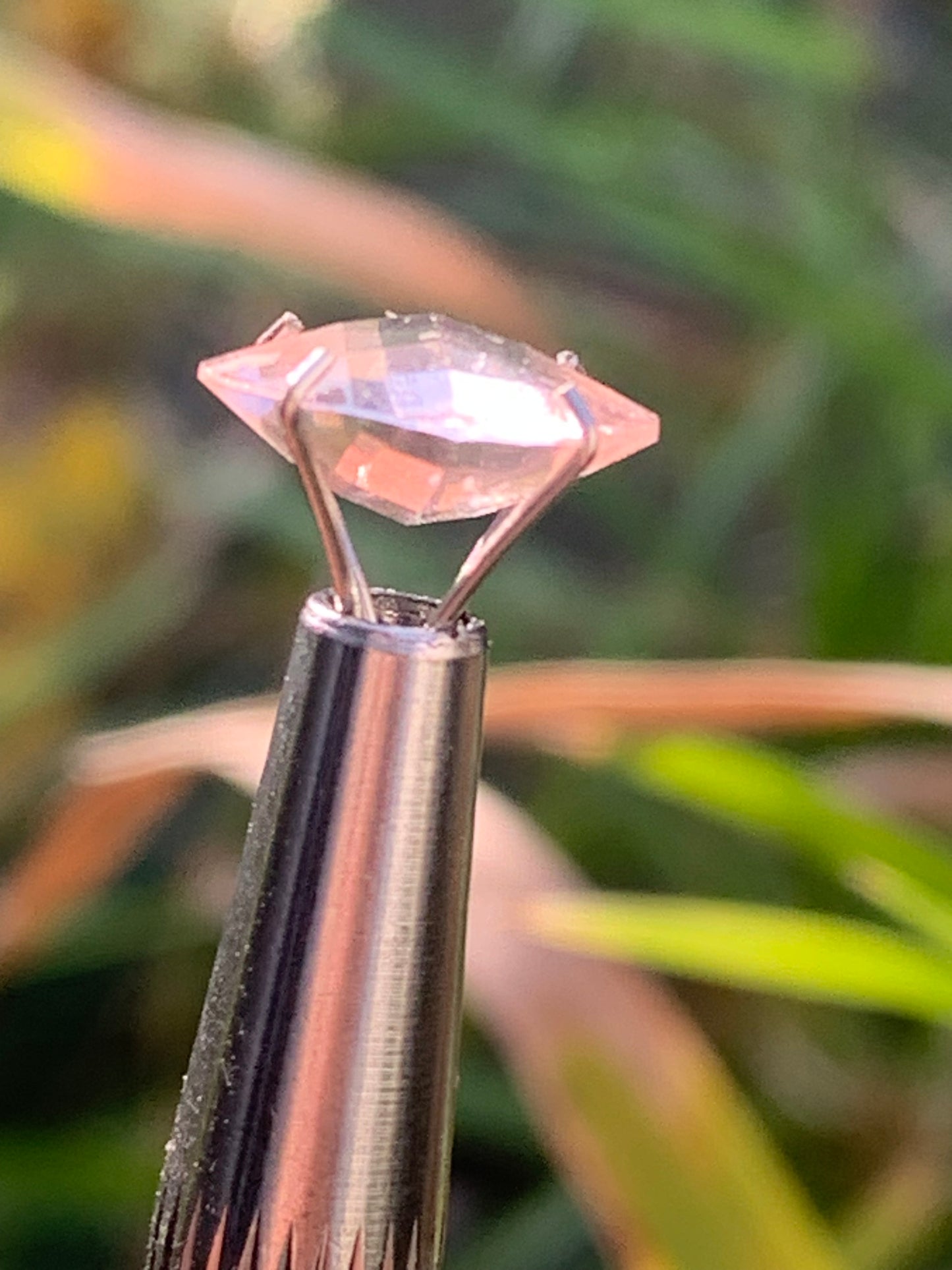 Morganite, pierre taillée de 10mm x10 x5 - 2,5 carats. Parfait en bijouterie, collection ,exposition...