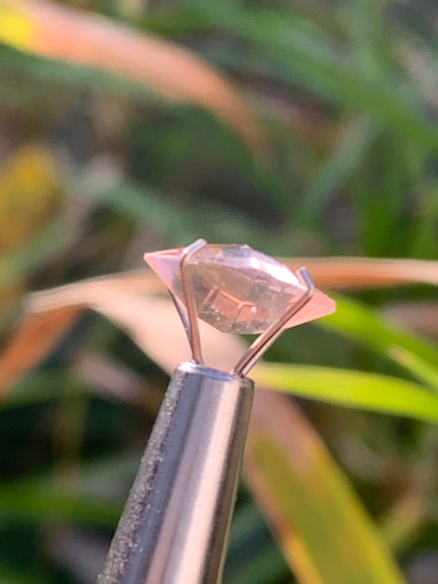 Morganite, pierre taillée de 10mm x10 x5 - 2,5 carats. Parfait en bijouterie, collection ,exposition...