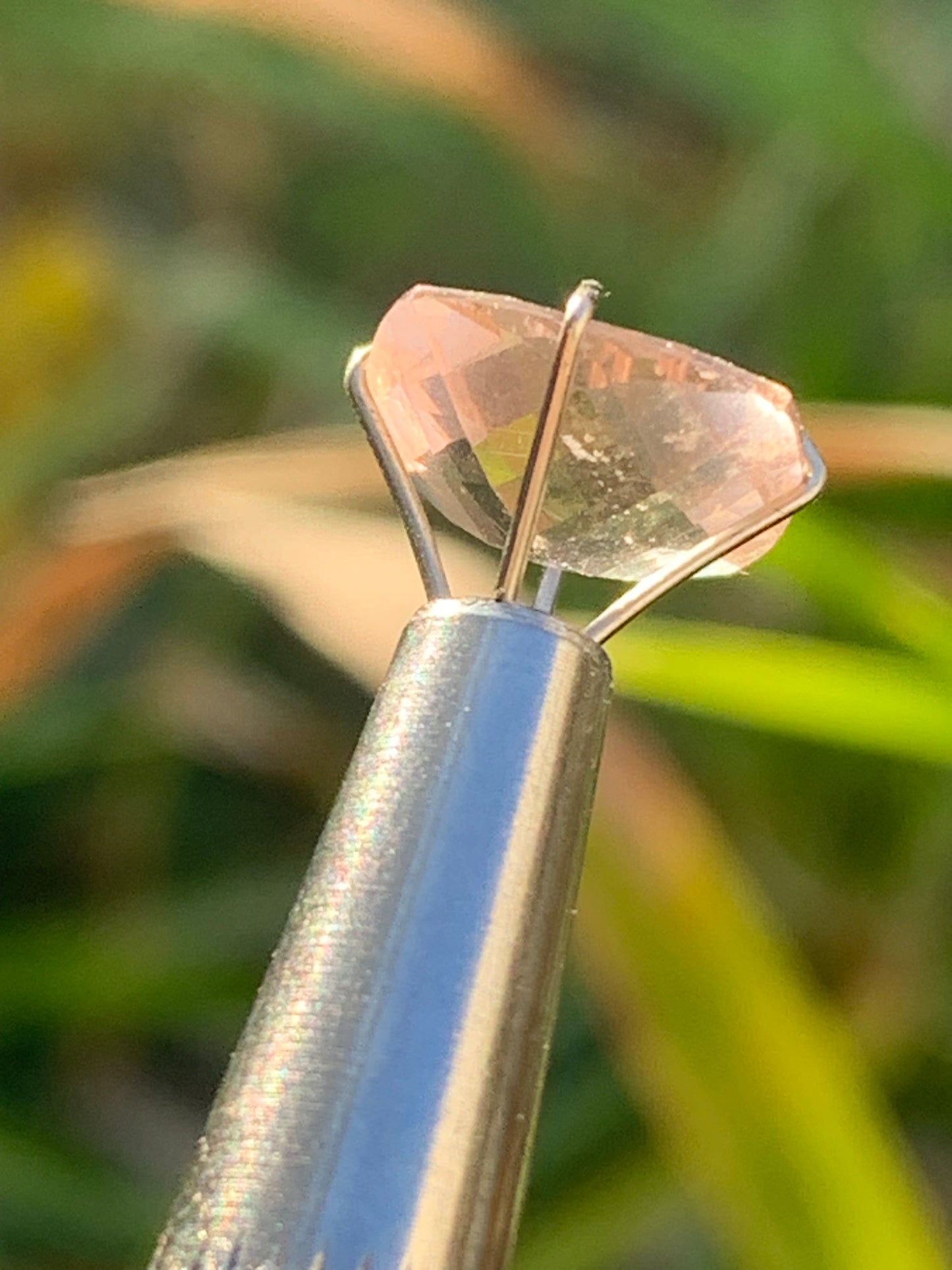 Morganite, pierre taillée de 10mm x10 x5 - 2,5 carats. Parfait en bijouterie, collection ,exposition...