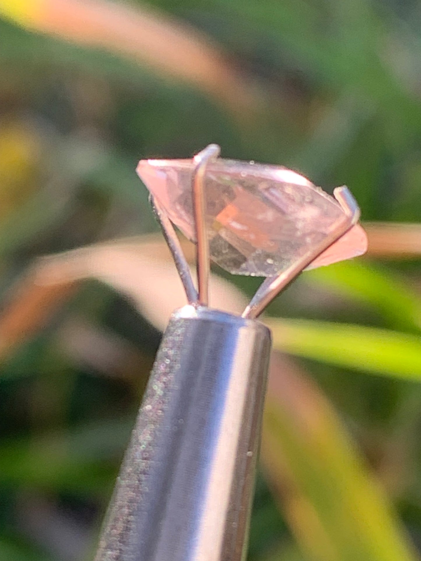 Morganite, pierre taillée de 10mm x10 x5 - 2,5 carats. Parfait en bijouterie, collection ,exposition...