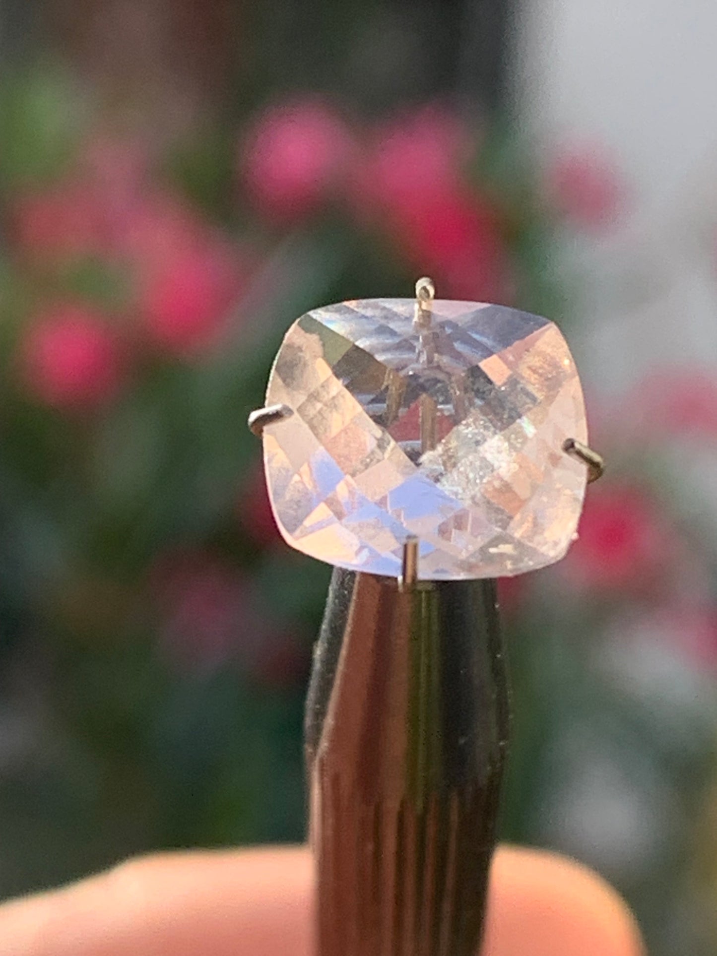 Morganite, pierre taillée de 10mm x10 x5 - 2,5 carats. Parfait en bijouterie, collection ,exposition...