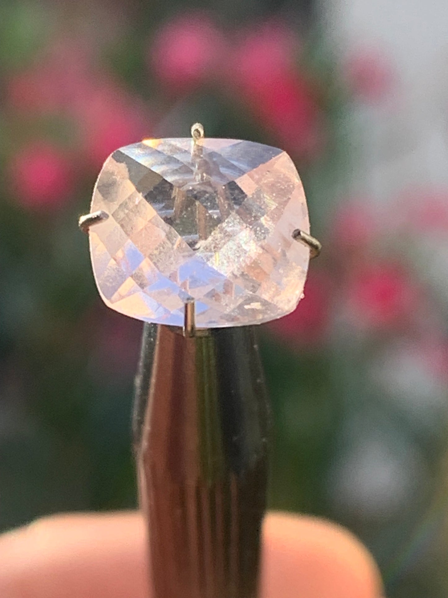 Morganite, pierre taillée de 10mm x10 x5 - 2,5 carats. Parfait en bijouterie, collection ,exposition...