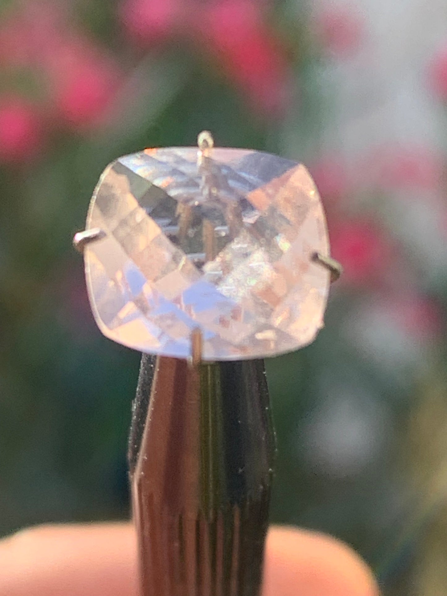 Morganite, pierre taillée de 10mm x10 x5 - 2,5 carats. Parfait en bijouterie, collection ,exposition...