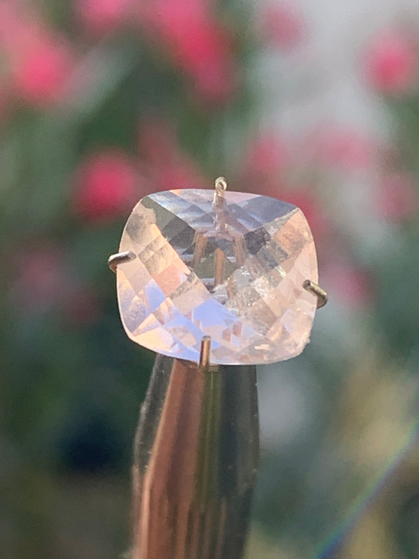 Morganite, pierre taillée de 10mm x10 x5 - 2,5 carats. Parfait en bijouterie, collection ,exposition...