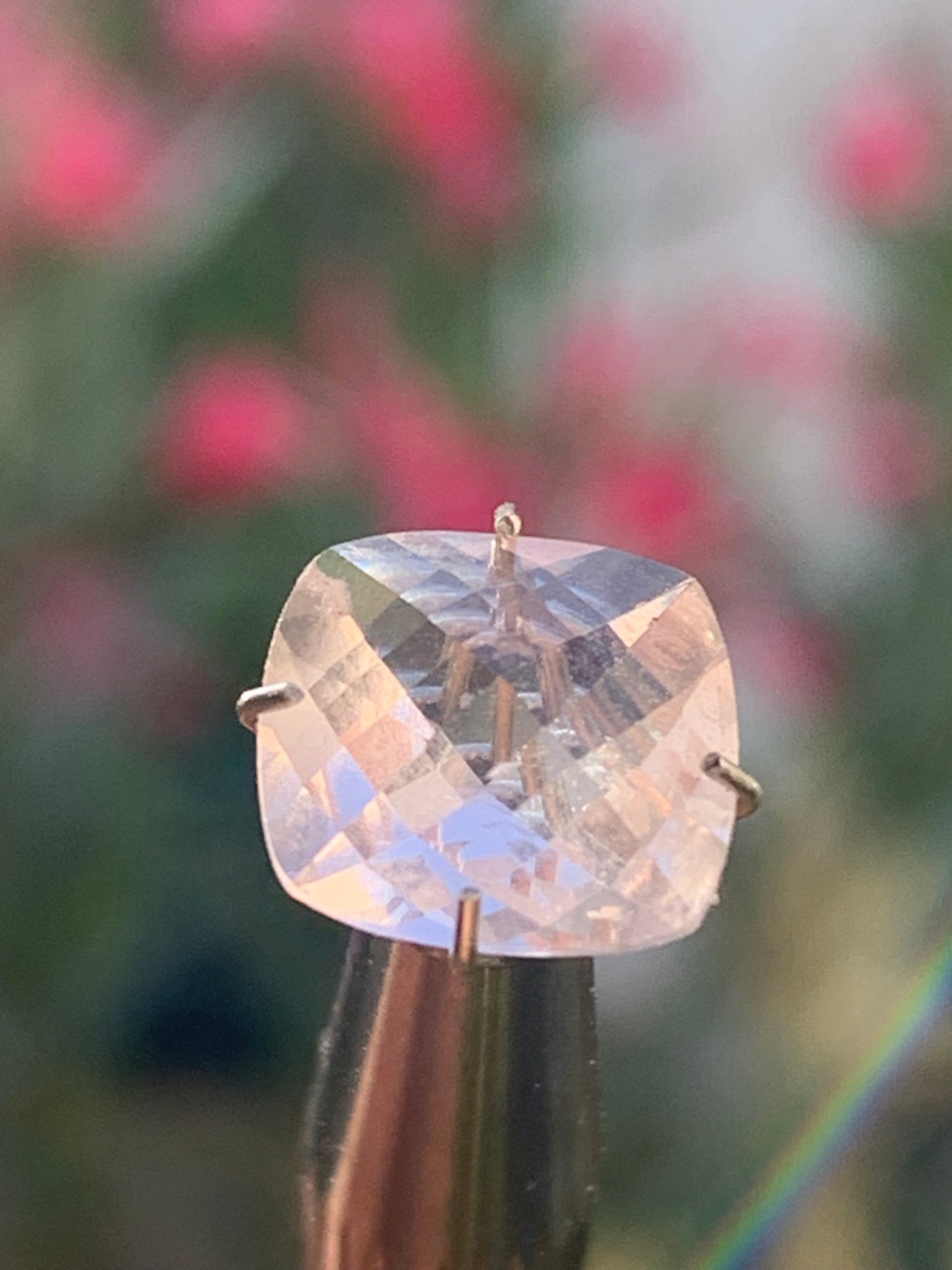 Morganite, pierre taillée de 10mm x10 x5 - 2,5 carats. Parfait en bijouterie, collection ,exposition...