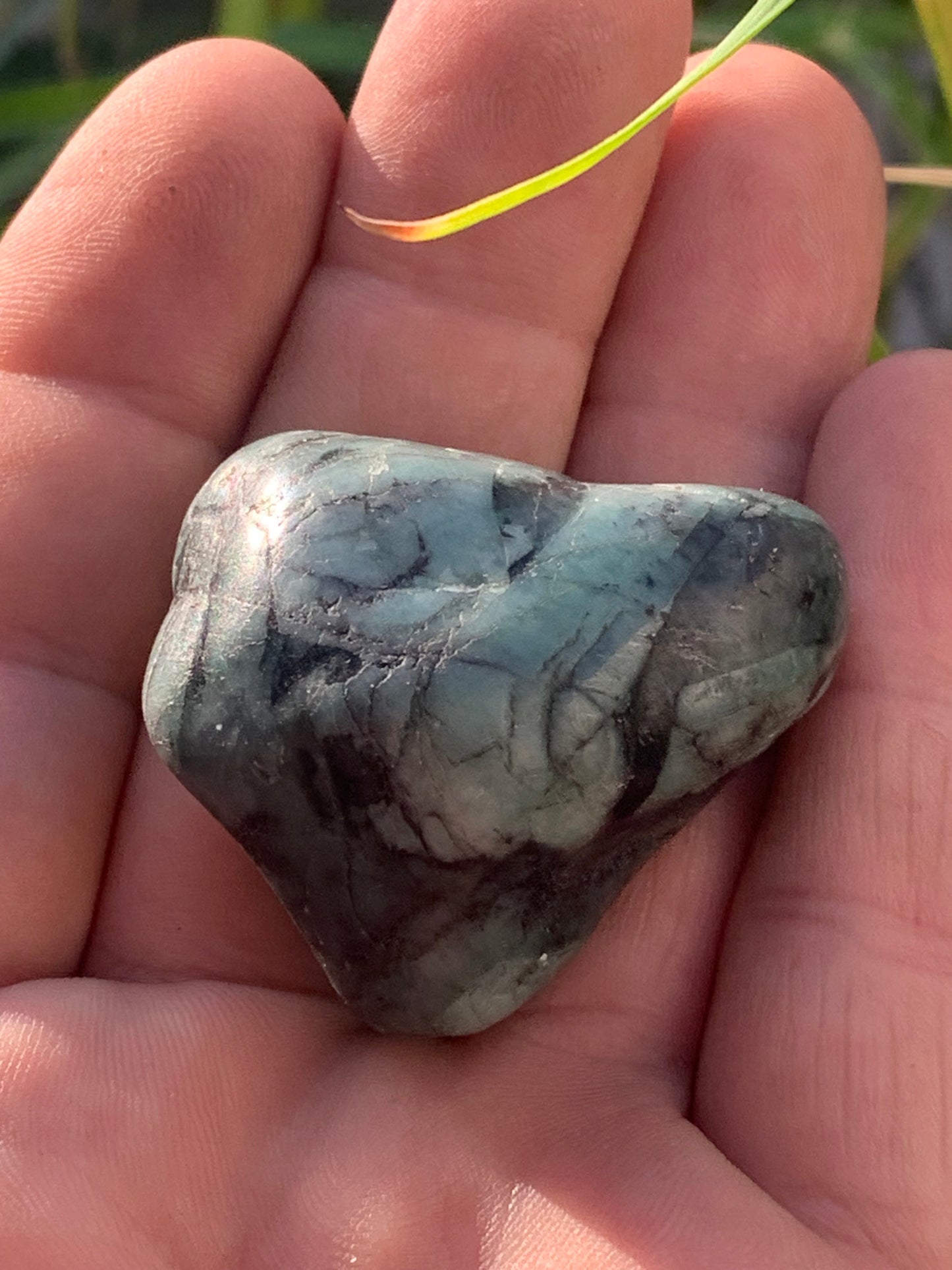 Émeraude, pièce brute de 42mm x37 x27 - 45,4 grammes. Parfait en collection, bijouterie, exposition...