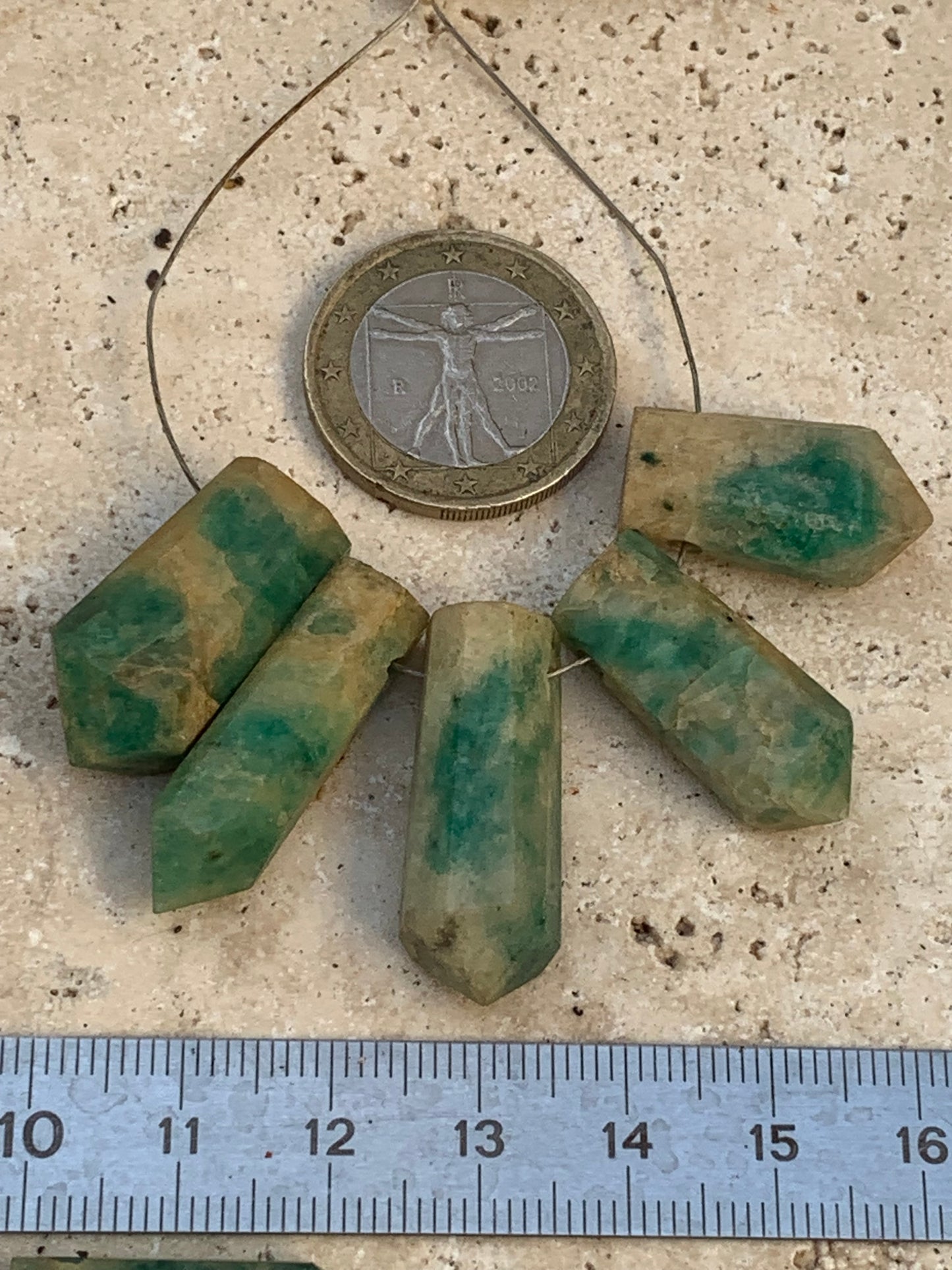 Émeraude, cristaux taillés et percés vendus en lot ou à l'unité, de 25mm x8 x7 environ - 20,6 grammes (lot). Parfait en collection, bijouterie, exposition...