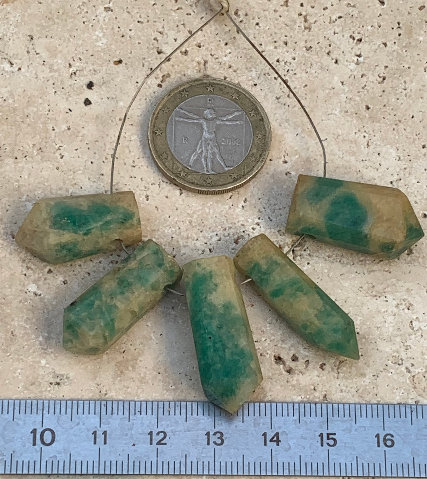 Émeraude, cristaux taillés et percés vendus en lot ou à l'unité, de 25mm x8 x7 environ - 20,6 grammes (lot). Parfait en collection, bijouterie, exposition...