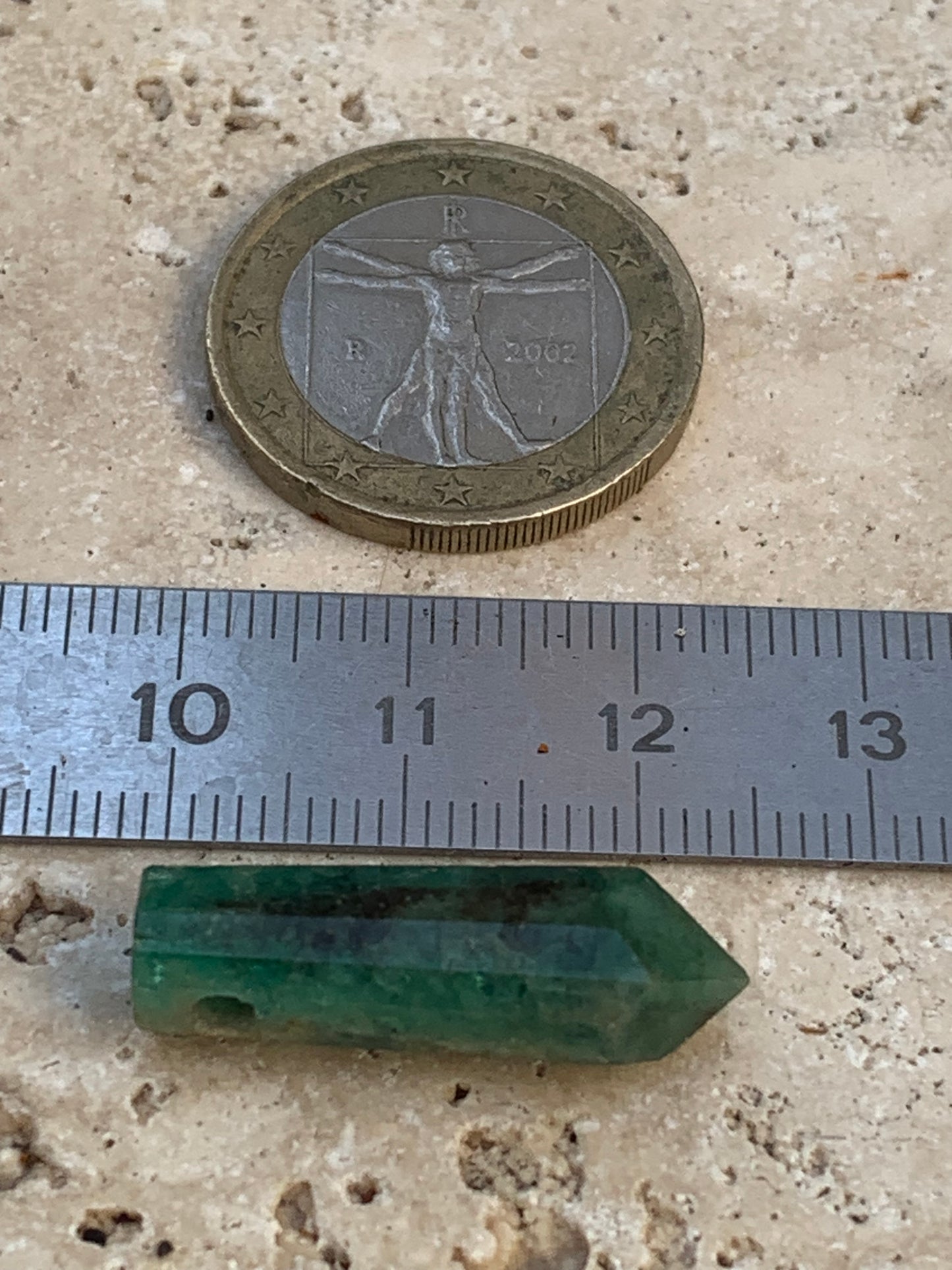 Émeraude, cristal taillé et percé de 25mm x8 x7 - 11,5 carats. Parfait en collection, bijouterie, exposition...