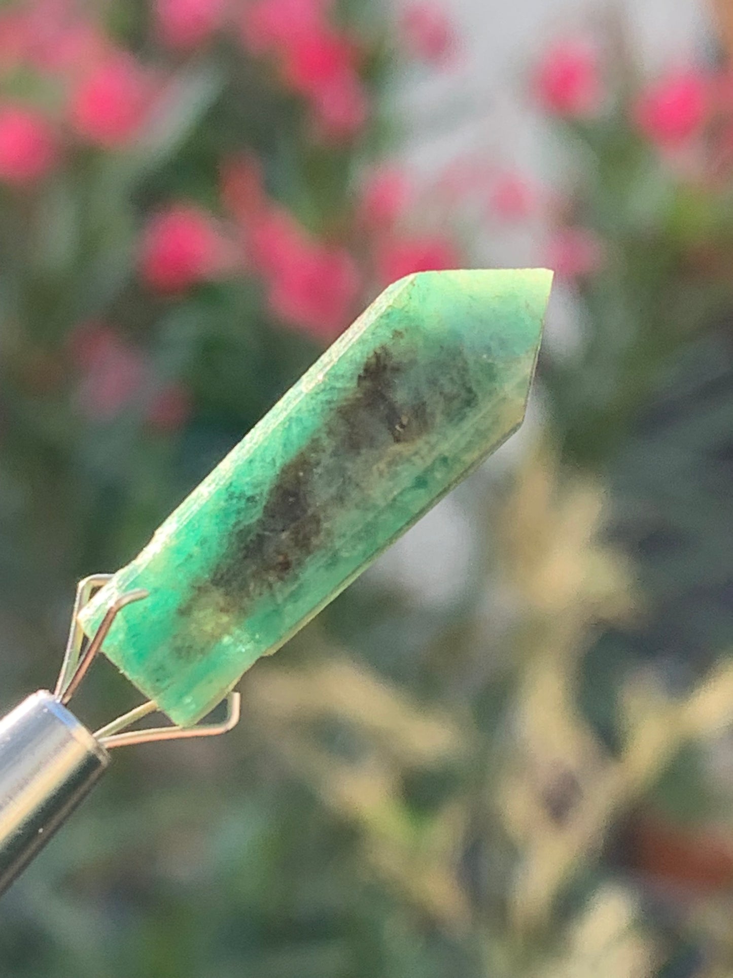 Émeraude, cristal taillé et percé de 25mm x8 x7 - 11,5 carats. Parfait en collection, bijouterie, exposition...