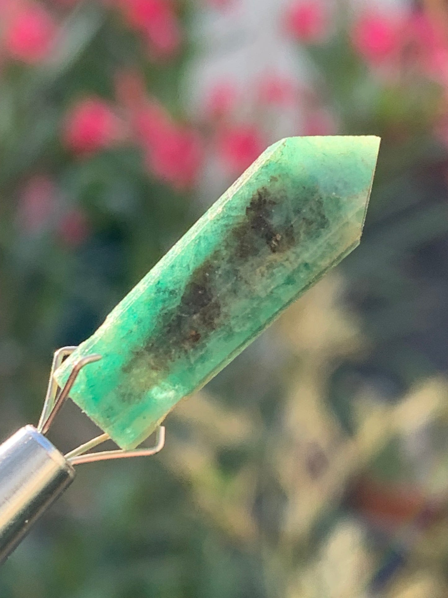 Émeraude, cristal taillé et percé de 25mm x8 x7 - 11,5 carats. Parfait en collection, bijouterie, exposition...
